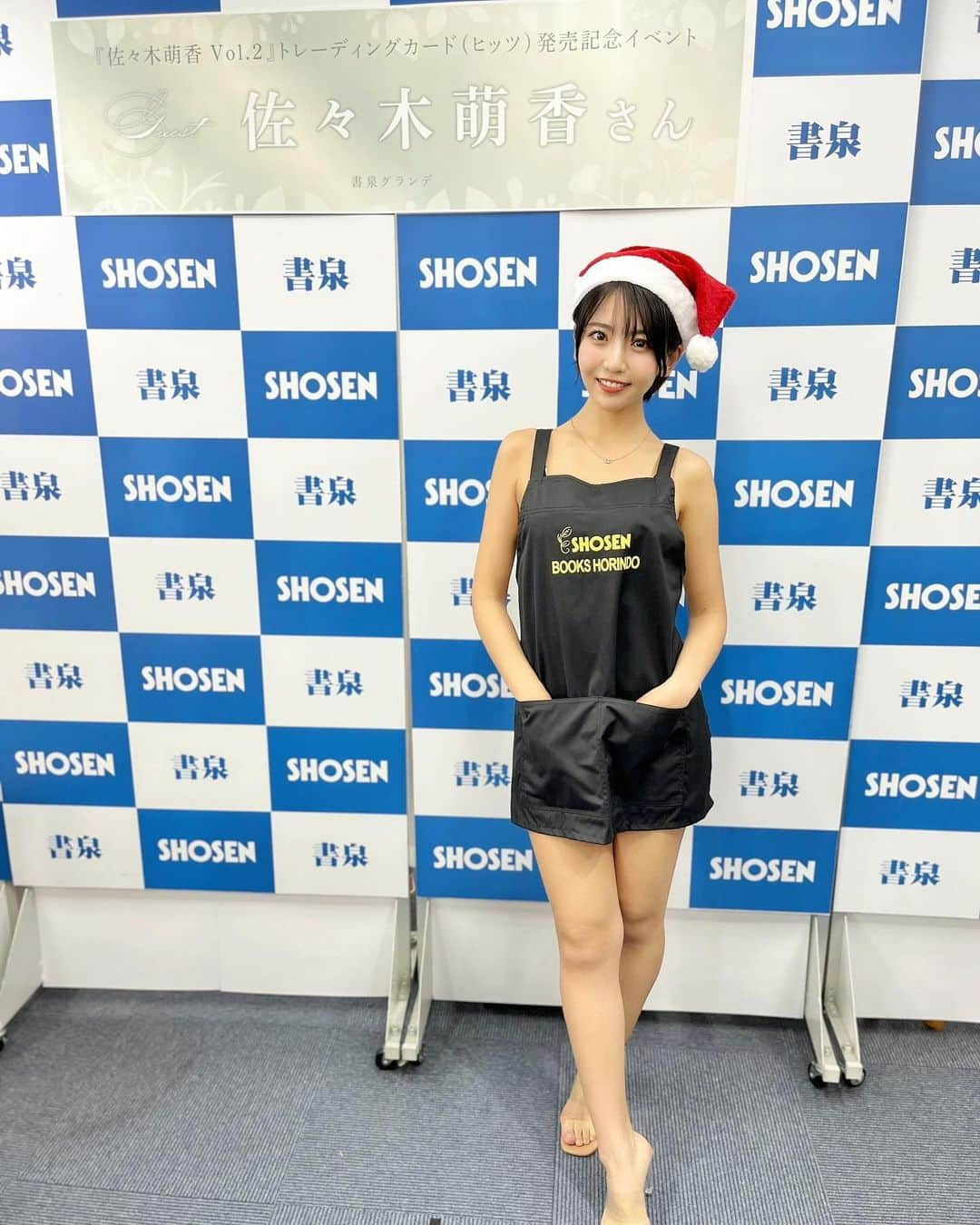 佐々木萌香のインスタグラム：「.  トレカイベント第一弾、 ありがとうございました❤︎🎅🏻!!!  もえサンタが皆様に幸せをお届けできていたら嬉しいです🎅🏻🛷  もえか自身、ファンの方と握手ぎゅしたり とっても楽しかったよ〜🤝🏻💕‎ "  そして、今年もトレカを発売させてもらえて 本当嬉しかった~♡  また来年もトレカ発売できるように ファンの皆さんには沢山買ってもらえたら嬉しいな☺️!!  .  20BOX特典が目玉イベントの今回!! カラオケパーティーこのままだと 寂しい感じなので…… 1/20 (土)トレカイベントラスト第二弾で お買い求め頂けると嬉しいです😭💕💕🎤  是非是非ー！こんな感じでカラオケいっしょにする機会 きっともう特典としては二度と無いので よろしくお願いします🥺🫶  .  #佐々木萌香 #グラビア #グラビアアイドル  #トレカ #トレーディングカード」