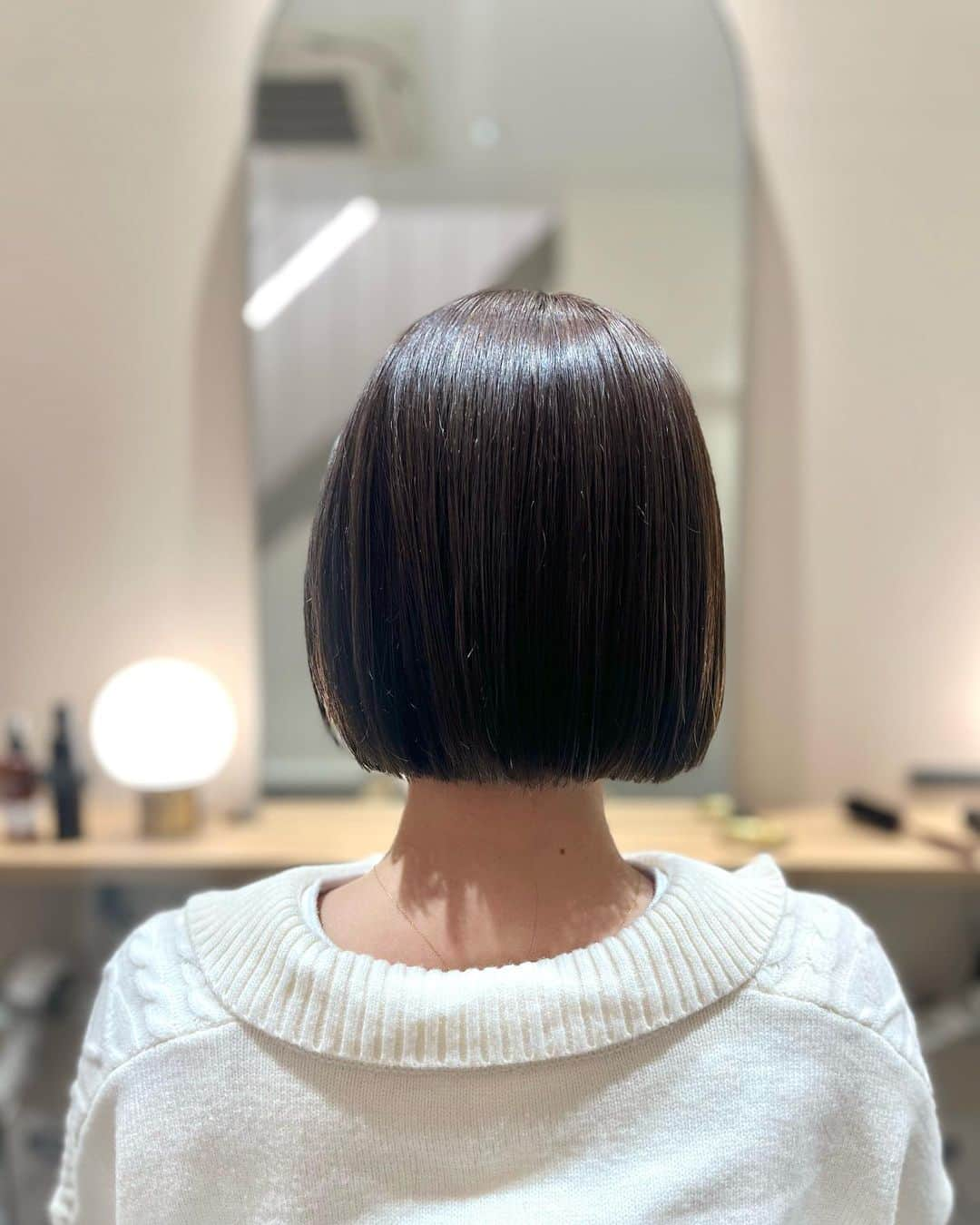 ハミ さんのインスタグラム写真 - (ハミ Instagram)「hair change✂︎✂︎✂︎  オイル塗ったら外出れる感じでお願いします。 が最近のオーダー🤗  乾かすのもセットもボブが楽ー🥳 ロングヘア巻き巻きしてたあの頃にはもう戻れない笑  暗めのカラーにハイライトを入れてもらいました🌼 色落ちも楽しみ♪  久々にブリーチしたからおすすめしてもらったトリートメントも購入🌼  #ぷつっとボブ#ボブ#ボブヘア#暗髪#暗髪ボブ#グレージュ」12月2日 20時48分 - hami0519