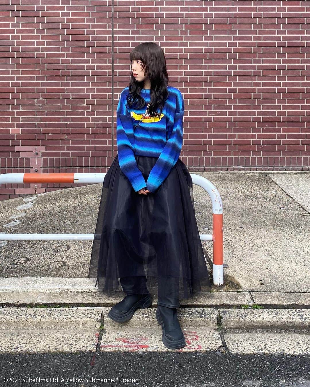 MOUSSY SNAPのインスタグラム：「#MOUSSYSNAP @kanon_makabe 157cm  ・YELLOW SUBMARINE KNIT(010GAQ01-5190) ・M_ TULLE A LINE DRESS(010GA230-7060) ・ISKO JETHER STRAIGHT(010FAA12-4300) ・SILVER BEADED MINI BAG(010GA751-5810) ・RUBBER SHORT BOOTS(010GAS52-5630) 全国のMOUSSY店舗／SHEL'TTER WEBSTORE／ZOZOTOWNにて発売中。  #MOUSSY #M_MOUSSY」