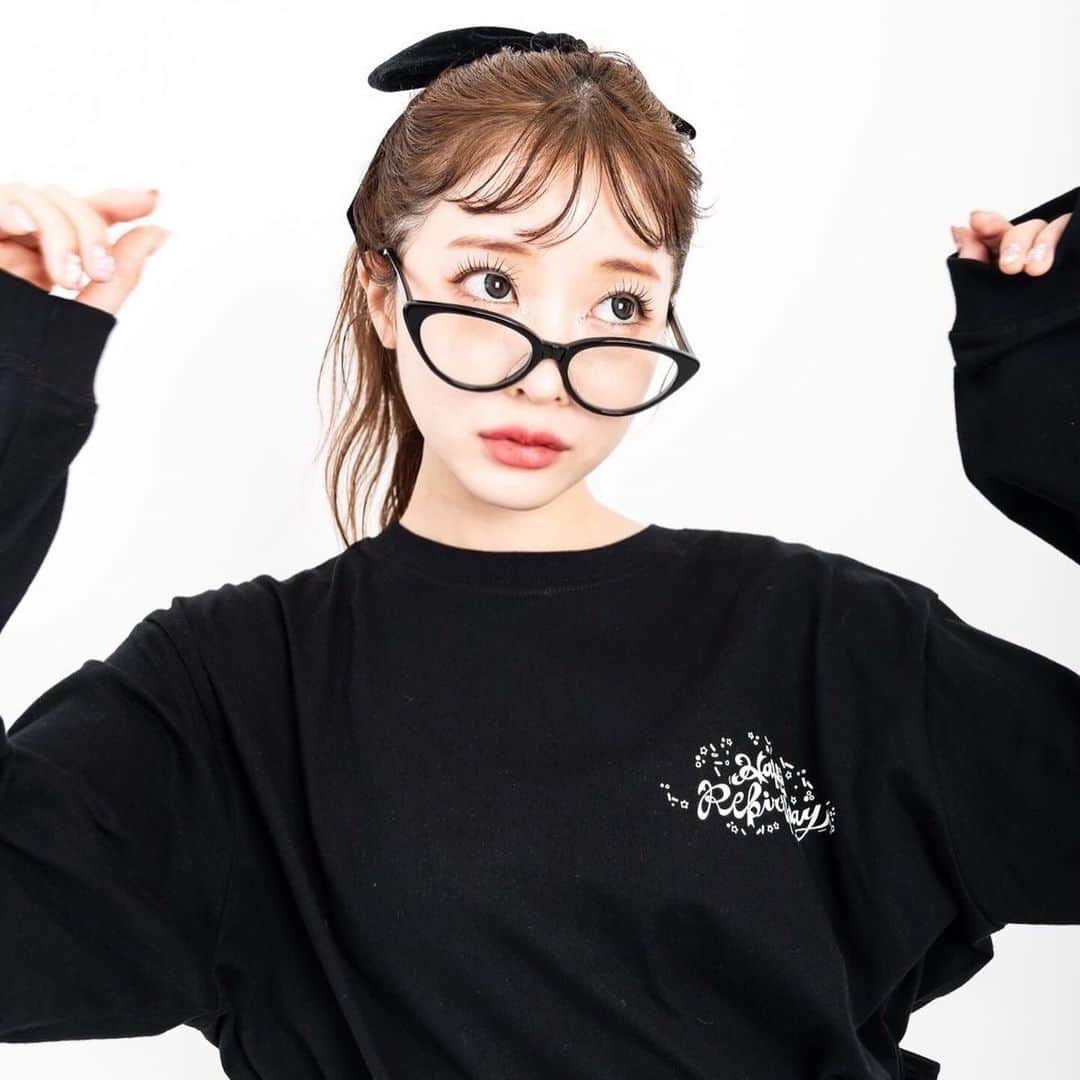 吉田菫さんのインスタグラム写真 - (吉田菫Instagram)「🎀𝙎𝙪𝙪×𝙇𝙄𝙎𝙏𝙇𝙀𝙎𝙎 𝙫𝙤𝙡.3🎀  前回のvol.2.5と同じくテーマは「Rebirth」♡ 手術からの生還で夏は再生や復活を意味する ラッパスイセンをモチーフにしていたけど、  今回は誕生日が近いこと、バンドの再始動があるので 🎂𝐇𝐚𝐩𝐩𝐲 𝐑𝐞𝐛𝐢𝐫𝐡𝐝𝐚𝐲🎂に🎀  すっごくお気に入りのアイテム作ったよ♡ 素材にもこだわりました(ᐡ o̴̶̷̤ ﻌ o̴̶̷̤ ᐡ)  明日の19:00から受注スタートです💖  #SuuLISTLESS」12月2日 20時58分 - sumiredooon1228