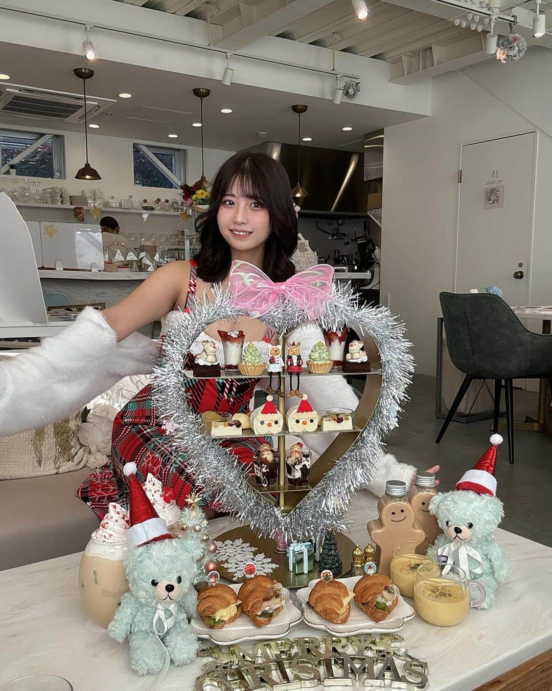 佐藤かれんさんのインスタグラム写真 - (佐藤かれんInstagram)「かれん的クリスマス始めたよ〜〜  今年もクリスマスの予定なく＾＾強く生きていきたい気持ち  ホワイトステラさんのアフタヌーンティー今回もすごく可愛かったの！！！クリスマスのアフヌンって素敵だよね、味もすごく美味しいから大好き〜〜🎄 アイドルさんのお誕生日だった？っぽくてすごい推し活でも賑わってた！！！ぜひ行ってみてね♡  #クリスマス #クリスマスの準備 #アフヌン #アフヌン好きな人と繋がりたい #クリスマスアフヌン #六本木カフェ #六本木グルメ #六本木アフヌン #女子大生の日常 #xmas #japantravel #japanesecafe #japanesegeek #cosplay #japanesecosplay #コスプレ #サンタ #サンダルコーデ #サンタコス #whitestella #ホワイトステラ #グラビア」12月2日 20時51分 - berobero_baaa