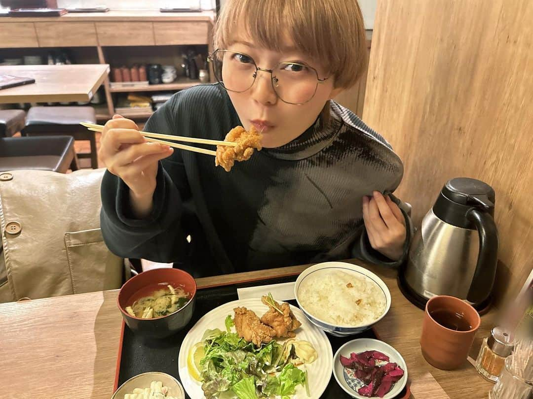 安本彩花さんのインスタグラム写真 - (安本彩花Instagram)「…  唐揚げガブりっ🍗👏  #私立恵比寿中学 #エビ中#安本彩花#丸顔ショートツヤツヤ笑顔担当   誰とでしょう？😏」12月2日 20時51分 - yasumoto_ayaka_official