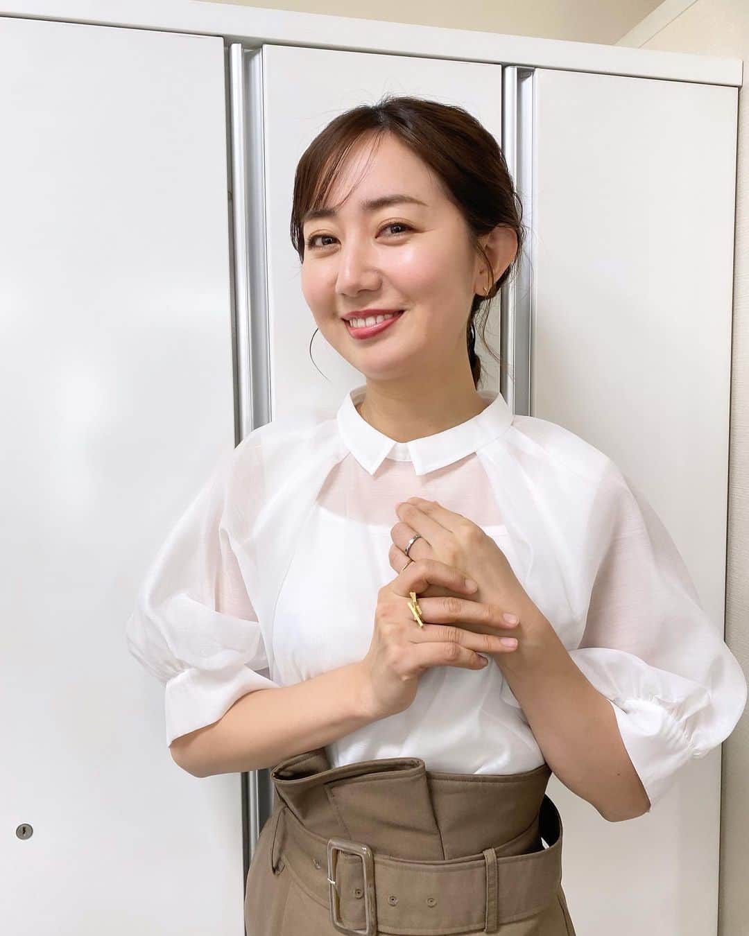 豊崎由里絵のインスタグラム：「. 明日12月3日（日）10:00〜 フジテレビ「ワイドナショー」に出演します✨ ぜひ！ご覧くださーい🥹🍒  衣装はこちら。  ブラウス@celford_official スカート@snidel_official ジュエリー@vendomeaoyama_official」