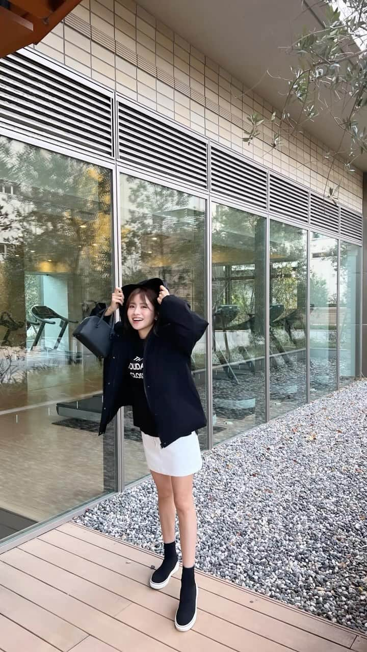 曽田茉莉江のインスタグラム：「新しいブランド @theholidaycloset___official  さんのお洋服🥰 オシャレなスポーツウェアなどがとっても素敵🫶 スカートだけレギンスに履き替えて運動開始🏃‍♀️💕 ダウンもフードが大きくて可愛くてお気に入り〜🥰 このアウターはサラッと着れるのでワンコのお散歩の時でもこの冬沢山活躍してくれそうです🫶🫶  earring @aletta_jewelry_official  華奢でオシャレでいろんなお洋服にも 馴染んでくれるイヤリング⭐️🫶  #pr#fashion #code#ジムウェア#大人カジュアル」