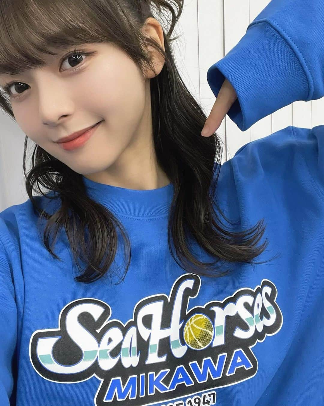 高畑結希さんのインスタグラム写真 - (高畑結希Instagram)「. 自分のサイリウムカラーで嬉し💙🤍 シーホース三河さんの応援してきました📣😙🏀 見えにくいけど実は頭にボールつけてる(お団子) . #バスケ #試合 #シーホース三河 #ガチ #basketball #basket #blue #ハーフアップ #ハーフアップお団子 #衣装」12月2日 20時59分 - yuhki_takahata