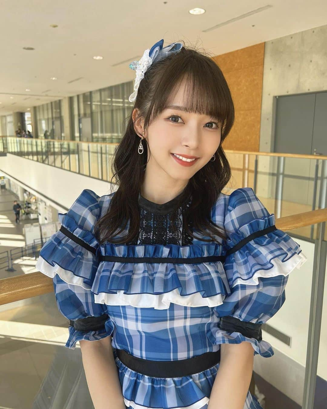 高畑結希のインスタグラム：「. 自分のサイリウムカラーで嬉し💙🤍 シーホース三河さんの応援してきました📣😙🏀 見えにくいけど実は頭にボールつけてる(お団子) . #バスケ #試合 #シーホース三河 #ガチ #basketball #basket #blue #ハーフアップ #ハーフアップお団子 #衣装」