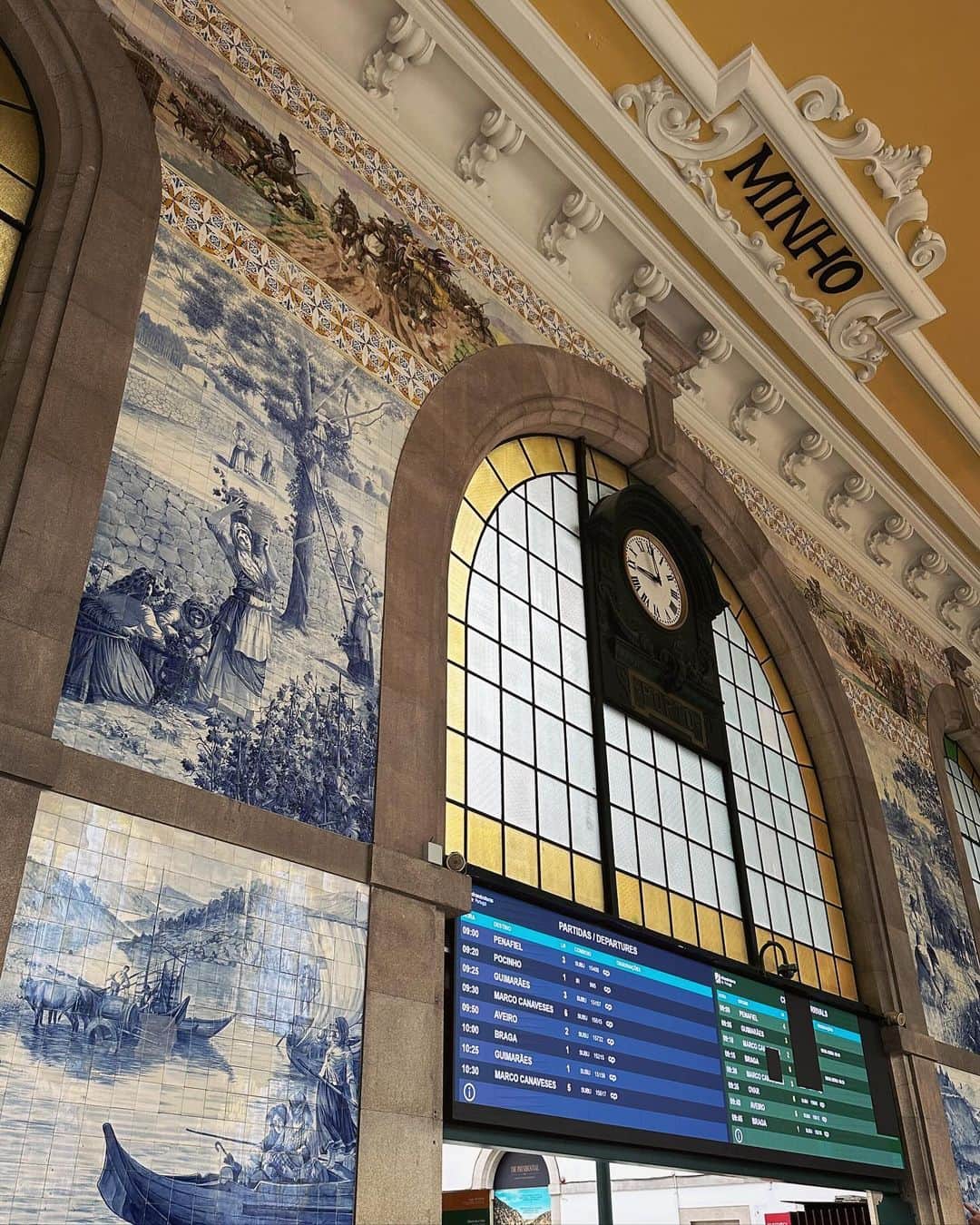 近藤しづかさんのインスタグラム写真 - (近藤しづかInstagram)「ポルトの旅🩵つづき  ポルトには 「世界一美しい〜」が多い  この日は朝から 世界一美しい駅のひとつと言われている サンベント駅へ  壁一面にアズレージョ(ポルトガルのタイル)が広がり 美術館の中にいるようでした✨  朝から行動すると 夜ぐっすり寝られるし 基礎代謝が上がってやせ体質に✨  さて、はて、今年中に全て投稿できるのでしょうか😅 おやすみなさい♪  #ポルトガル　#ポルトガル旅行 #ポルト  #porto #portugal🇵🇹 #朝時間 #早起き習慣 #痩せ習慣 #朝ウォーキング #観光客いっぱい」12月2日 20時56分 - shizuka_kondo