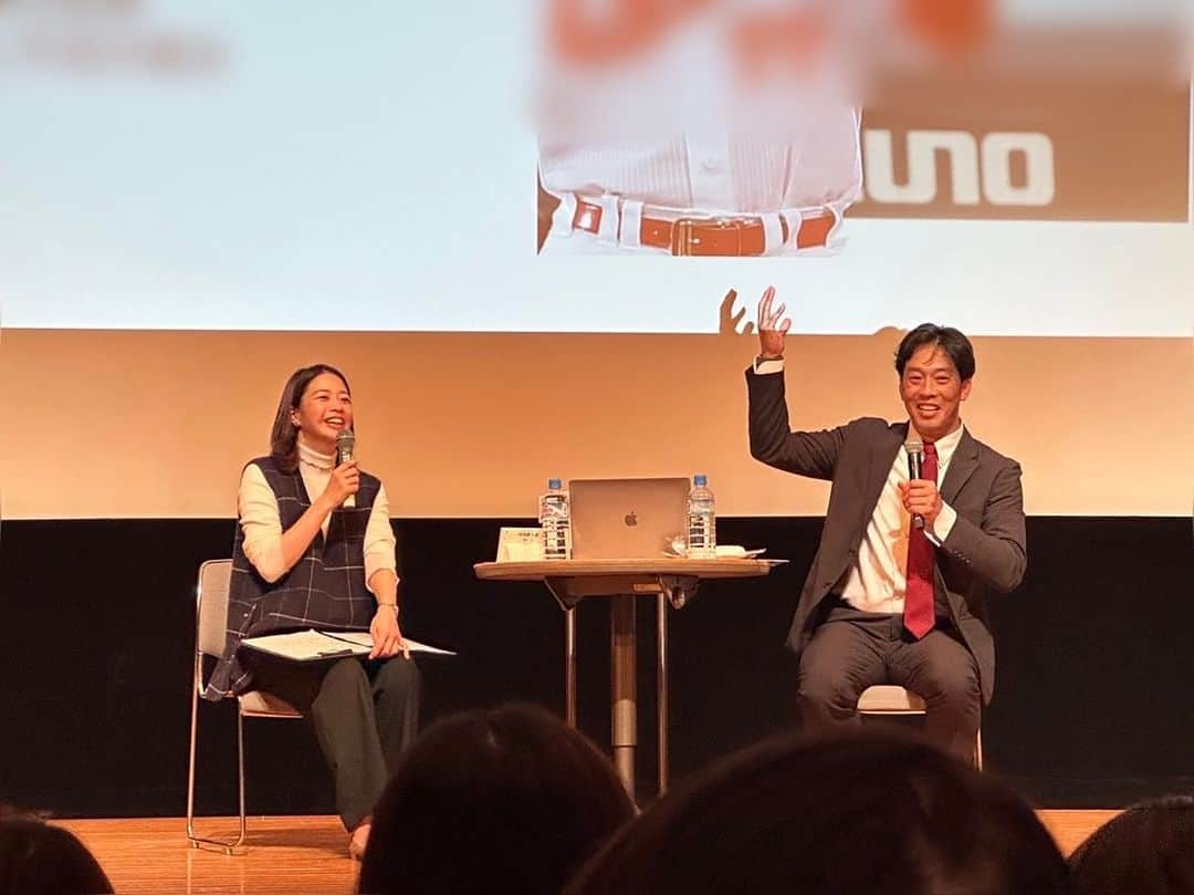 渕上沙紀のインスタグラム：「天谷さんの講演会のお手伝いをさせていただきました✨ 天谷さんの話に「へぇ〜」「なるほど〜」と、司会をしながら勉強してました😊笑 写真を見返すと、なぜかめちゃくちゃ笑顔の写真が多数😂 真剣な話もしながら、とても楽しかった時間でした🌷 #大崎上島 #天谷宗一郎　さん」