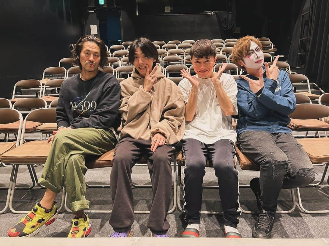 和田泰右のインスタグラム：「舞台『CRAZY POWDER』  Day1. thank you！！ / ヴォーカル&ダンスユニットDIAMOND☆DOGSのメンバー、和田泰右による初のプロデュースとなる劇場作品。 ⁡ 2015年に池袋シアターグリーンBIG TREEシアターにて上演し、大盛況で幕を下ろした作品「CRAZY POWDER」を今回、新たなキャストで待望の再演。 \ 2023.12.2(土)～4(月) ⁡ #咲山類 #和田泰右 #奥田努 #岡野海斗 #クレパウ」