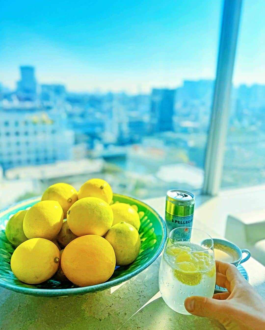 Atsushiさんのインスタグラム写真 - (AtsushiInstagram)「. . 先週熊本で買ってきた熊本産の大きなレモン🍋 包丁でカットしたら、果汁が溢れてきて、 とってもみずみずしくて美味しい😋  いつものように朝のスパークリングウォーターに半分絞って。 そしてアイスレモンティーにも🍋  レモンは老化の二大元凶である糖化を抑える、 抗糖化作用の高いクエン酸の含有量がトップクラス🍋 抗酸化作用のあるビタミンCも取れるので、 抗糖化と抗酸化、カラダの内側からエイジングケアに。  Lemon from Kumamoto🍋 When I cut it with a knife, the juice overflows!!!! Very fresh and delicious. Squeeze half a cup into sparkling water as usual. And for iced lemon tea 🍋  Lemon suppresses glycation,  Top-class citric acid content with high anti-glycation effect. It also contains vitamin C has an antioxidant effect,  so provides anti-aging care from the inside of the body.  #熊本 #朝レモン #抗糖化 #抗酸化 #エイジングケア #Kumamotolemon #citricacid #Antiglycation #Antioxidant #Aging」12月2日 21時07分 - atsushi_416