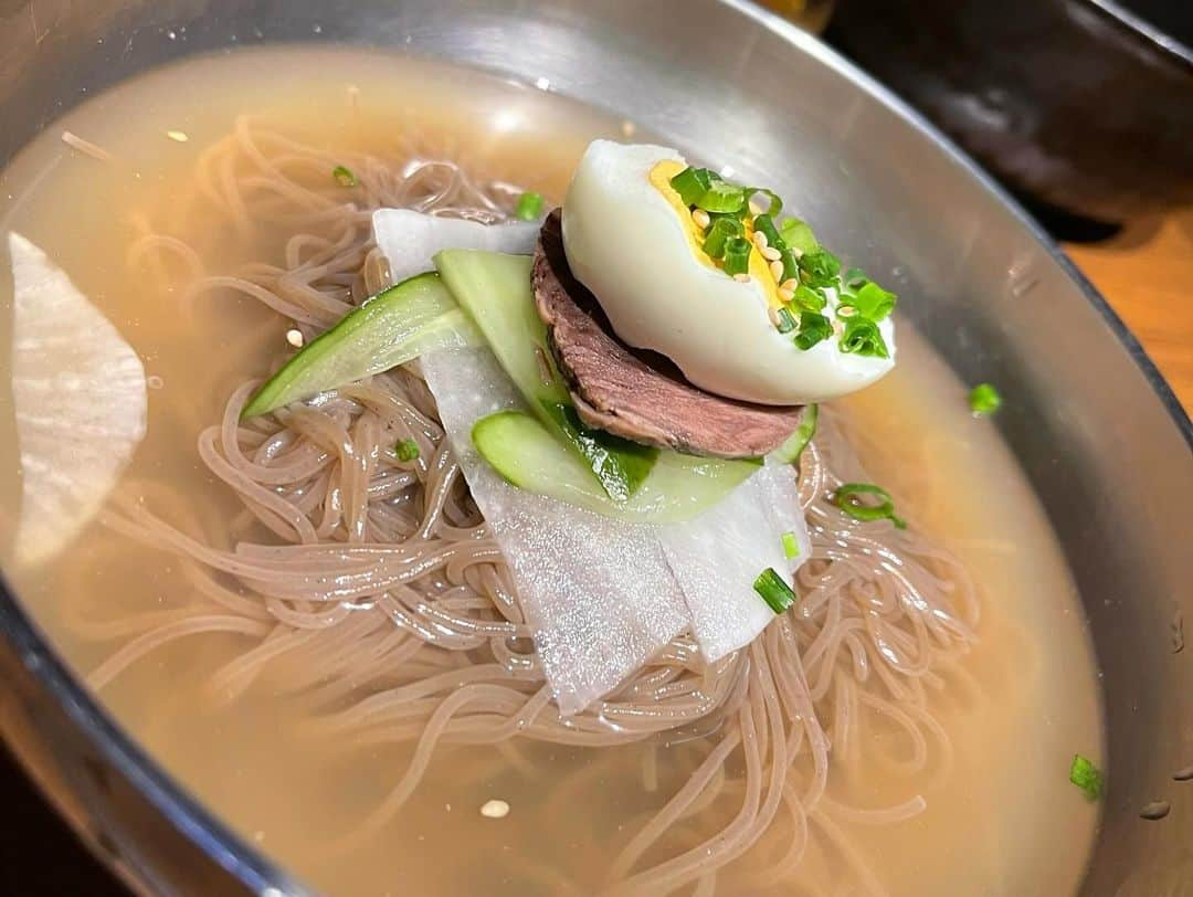 吉田恵芽さんのインスタグラム写真 - (吉田恵芽Instagram)「♡♡♡  韓国料理たべてきたよ🇰🇷🍴 このキムチチーズチヂミが美味しすぎたの🥹🤍 辛いの苦手だけど美味しいからなんでもあり🫶🏻 またたべたい~😩💞💞  #吉田恵芽 #05 #ljk  #韓国料理 #韓国料理屋 #チヂミ #キムチチーズチヂミ #冷麺 #トッポギ #食べ歩き」12月2日 21時07分 - eme_yoshida