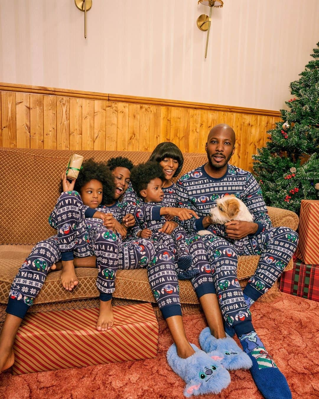 プリマークのインスタグラム：「POV: Taking your annual family Christmas card pic 📸 💙 Disney's Stitch Family Pjs from £8/€9 #PrimarkXDisney」