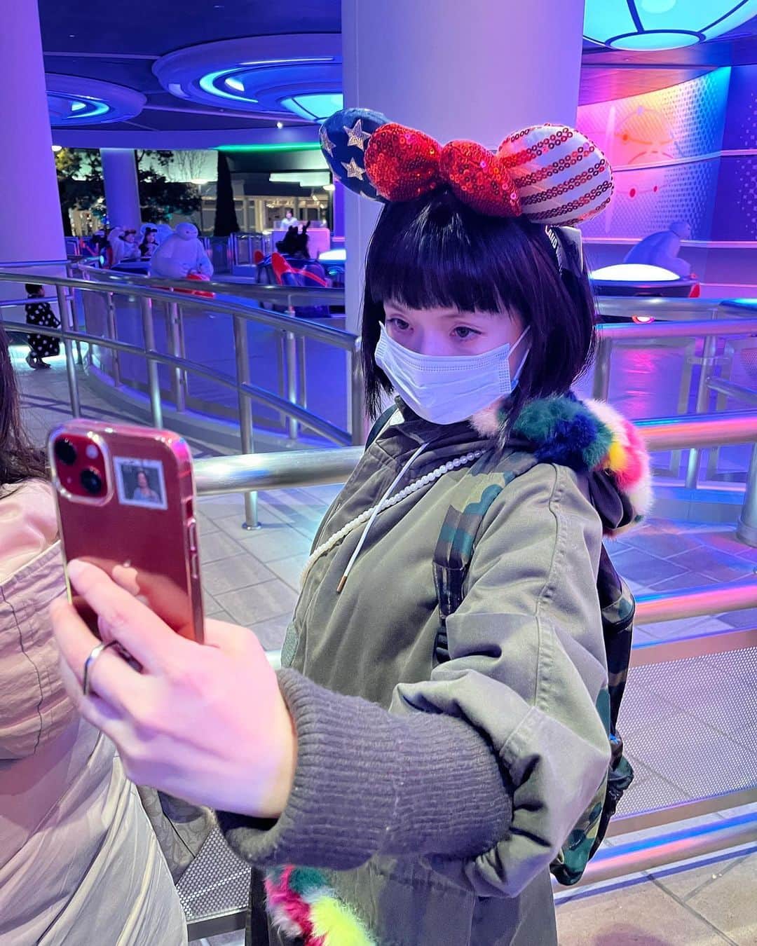 千秋さんのインスタグラム写真 - (千秋Instagram)「久しぶりのディズニーランド。 一足早いクリスマス🎄  日本未発売のアメリカ限定ミッキーのカチューシャ🇺🇸 動画はパレードでミッキーに手を振ったら、頭に気が付いてくれた瞬間💙嬉しい😆  最後のやつ 娘に「わたしの動き、怖いね」って言ったら「ママはいつもこんなんだよ」  📸娘 #disneyland」12月2日 21時00分 - chiaki77777