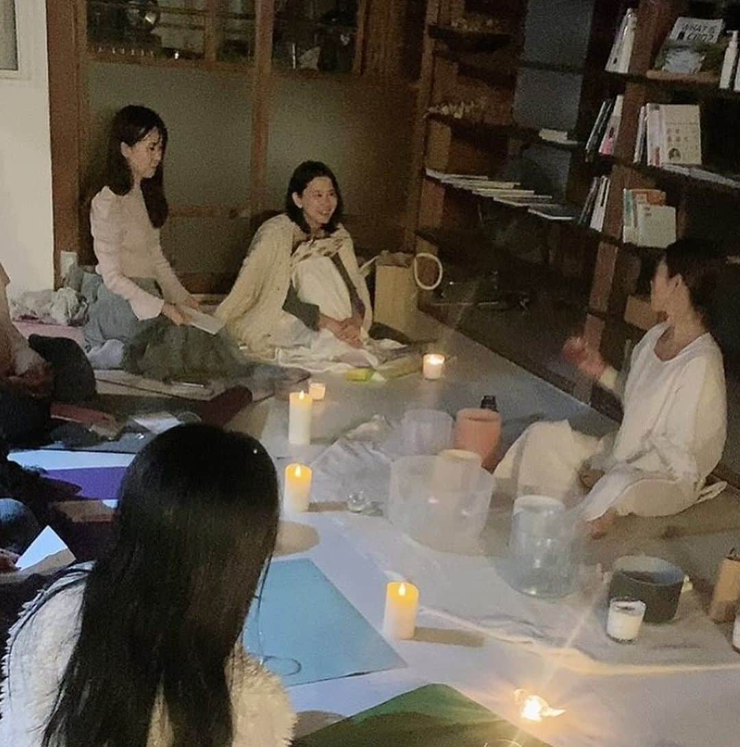 長谷川朋美さんのインスタグラム写真 - (長谷川朋美Instagram)「年内最後のクリスタルボウルmeditation会🧘‍♀️は葉山の @eatyogastudio にて半日ジュースファスティングプラン✨  仰向けに寝て倍音を全身で浴びることによって 細胞やエネルギーを浄化し チャクラを整えていきます。  現代の方は思考優先で、 心の声や体からの声を見落としがち。  瞑想がいいのは知っているけど苦手で… という方は是非一度サウンドバスを 受けてみて欲しいです。  思考を外して【感じる】という体験ができるはずです。  脳内が最高にリラックスできますよ😌   ※今回新月にまつわる話と 新月の願い事ワークも皆で行っていきます。  ・ 2本付く無農薬のお野菜やハーブ、 フルーツで作ったスロージュースは 私がよくインスタにあげているあのジュースです❤️   ・ 12月13日（水曜） 17:00〜18:30   料金：7800円 （無農薬スロージュース500mlボトル２本付き）  定員　7名様 ※残1名様  お申し込みはプロフィールリンクより🌑   皆様のご参加をお待ちしております✨  #クリスタルボウル #crystalbowls #soundbath #脳疲労 #α波 #relax #healing #fasting #newmoon #新月」12月2日 21時00分 - hasegawa.elena.tomomi