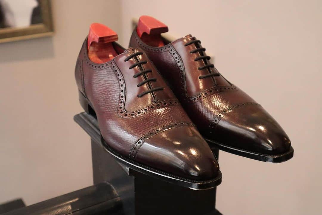 ガジアーノ&ガーリングのインスタグラム：「An individual way of combining textures within one shoe.   Pictured is our iconic St. James II in a complimentary Vintage Rioja calf (on the heel counter, facing and toe cap) and Rioja hatch grain on the vamp.   Let us know your thoughts on this take of our iconic model!  @or17ndo」