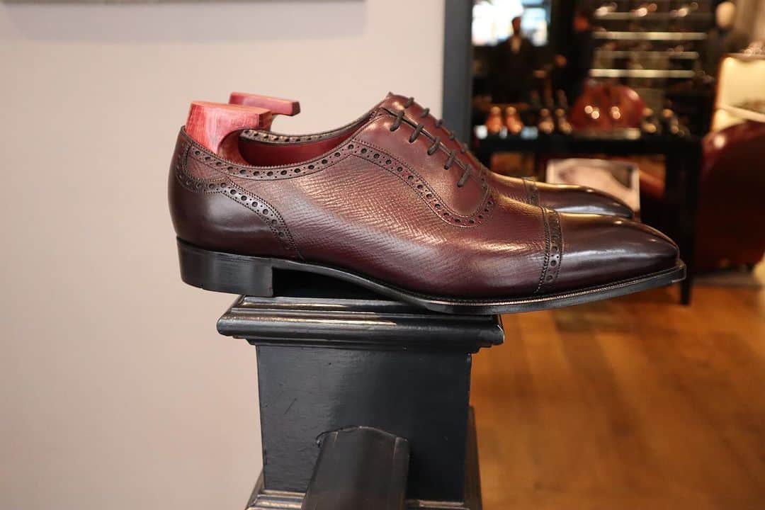 ガジアーノ&ガーリングさんのインスタグラム写真 - (ガジアーノ&ガーリングInstagram)「An individual way of combining textures within one shoe.   Pictured is our iconic St. James II in a complimentary Vintage Rioja calf (on the heel counter, facing and toe cap) and Rioja hatch grain on the vamp.   Let us know your thoughts on this take of our iconic model!  @or17ndo」12月2日 21時00分 - gazianogirling