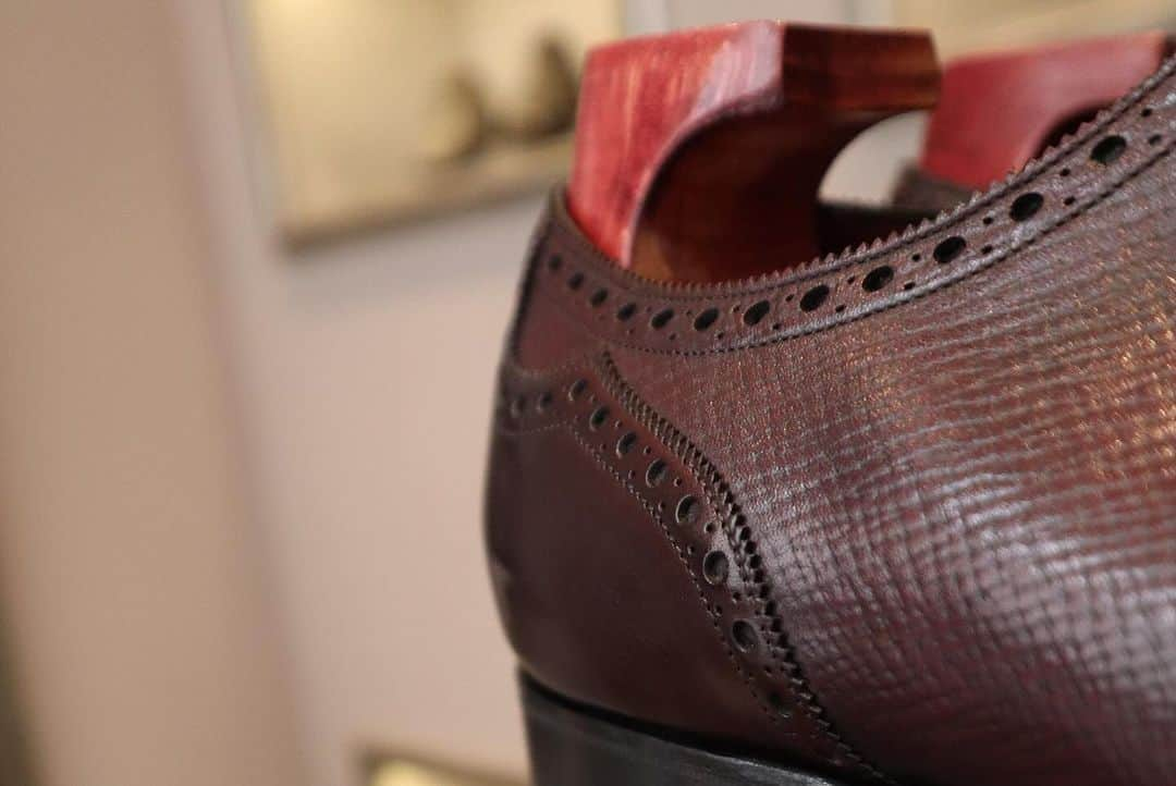 ガジアーノ&ガーリングさんのインスタグラム写真 - (ガジアーノ&ガーリングInstagram)「An individual way of combining textures within one shoe.   Pictured is our iconic St. James II in a complimentary Vintage Rioja calf (on the heel counter, facing and toe cap) and Rioja hatch grain on the vamp.   Let us know your thoughts on this take of our iconic model!  @or17ndo」12月2日 21時00分 - gazianogirling