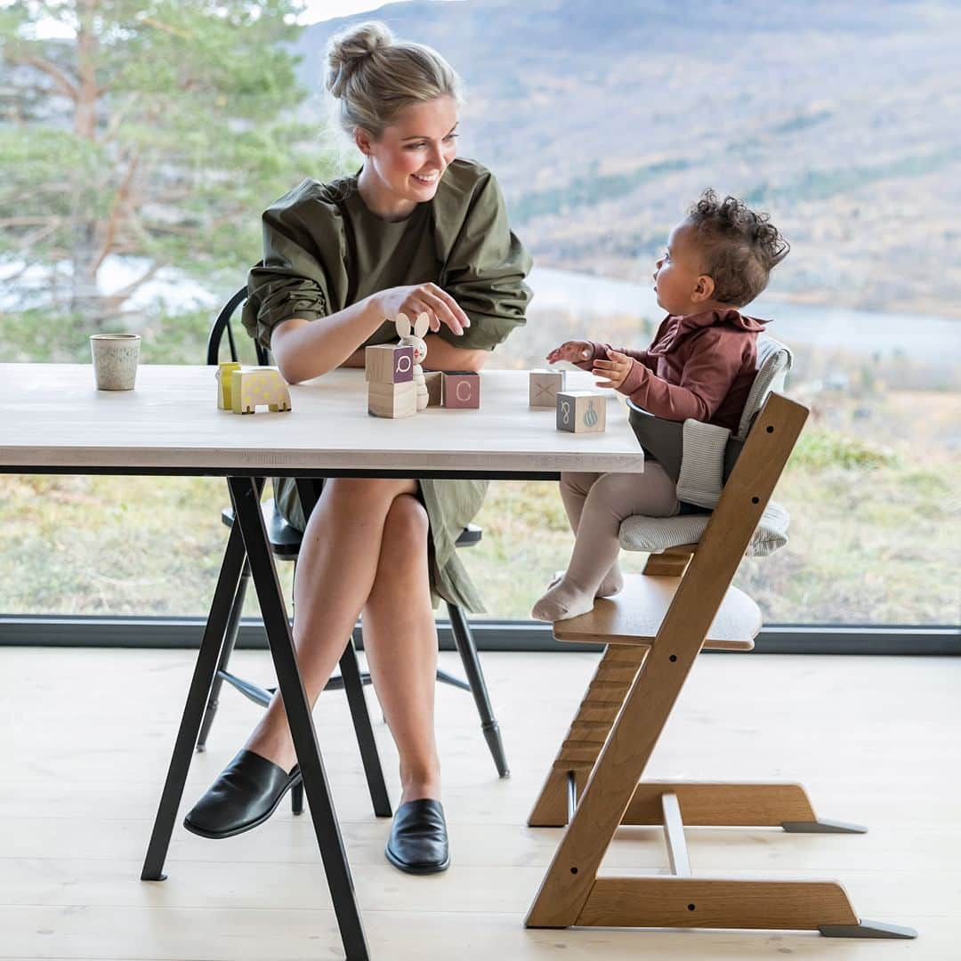 Stokke Japanさんのインスタグラム写真 - (Stokke JapanInstagram)「大人まで使える、一生もののイス「トリップ トラップ」  1972年から世界中で愛され続ける 子どもと一緒に成長していくイス トリップ トラップ  新生児用シート「ニューボーンセット」をつければ生まれてすぐの赤ちゃんも一緒にテーブルを囲めます。  離乳食期には「ベビーセット」をつけて、足がしっかりとつく正しい姿勢で家族みんなでごはんを楽しめます。  幼児期にはベビーセットを外して、自分で昇り降りができるように。そのまま学習机にも使えます。  大人になっても余裕を持って使える、耐荷重136kg。そのままお孫さんの代まで使えることは、誕生から50年の歴史が証明しています。  延長保証は安心の7年。 木製の美しい椅子を手入れをしながら長く大切に使うことのすばらしさ、家族で目線を交わしながら食卓を囲む幸せを、お子さまと。  @stokkejapan  #ストッケ #トリップトラップ #ベビーチェア #キッズチェア」12月2日 21時00分 - stokkejapan