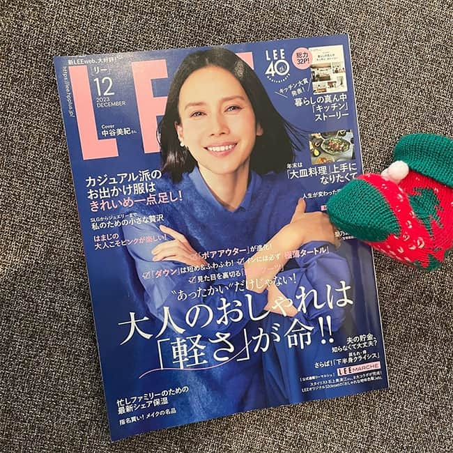 LEEさんのインスタグラム写真 - (LEEInstagram)「専属ブロガー・LEE100人隊のブログをご紹介！ 本日は「LEE12月号の感想」を4人分ピックアップ♪  ▽No.086 マナさん  2枚目） 「LEE12月号では、本格的な冬に備えた内容が充実。そろそろ年末のイベント準備など考えていきたいですよね。その中でも気になる『大皿料理』の特集から一品を作ってみました」 3枚目） 「作ってみたのは、arikoさんのデザートレシピより『キャラメルアップル』。りんごとレーズンであっという間に完成する簡単デザートです♡ ほんのり苦味があり、マスカルポーネチーズや源氏パイとの相性も抜群で美味しい〜♪ バニラアイスやプレーンヨーグルトなどにも合います。『大皿料理』特集（p184～）は盛り付けや持ち寄りの工夫など細かいところも参考になりますよ！」  ▽No.025 リエさん  4枚目） 「ファッション特集『「薄軽タートル」が今年らしさの決め手です！』には、今すぐ知りたいレイヤード術が！！ 要チェックです！ 気になるアウター（ボア可愛い〜）や、ネック＆アームウォーマー、ナイロンバッグなど今旬のアイテムがたくさん紹介されています。今の季節、薄くて軽いタートルを一枚仕込むだけであたたかさが全然違う♡ ミラ オーウェンのシャツに、ユニクロの薄軽タートルを仕込んでみました」  ▽No.081 springさん  5枚目） 「コスメ特集『この冬こそ指名買い メイクの名品』には、1年間頑張った自分へ贈りたくなる名品が沢山掲載されています。P.141にコメントを採用していただきました。いくつか持っているコスメが名品認定されていて嬉しかったです」  ▽TB みーとさん  6枚目） 「今号でもブーツについてのページがありますね！ 先日これは！というものに出会いました。Odette e Odile のチェルシーショートブーツです。ブラックとモカカラーがあり、モカを購入しました」 7枚目） 「コーデをマイルドにしたい時に、早速履いています。ちょっと丈が短めのスカートから見えるサイドゴアデザインが好きです♪」  ※100人隊の最新号レビュー 　気になる方は方はこちらもチェック ↓ 　https://lee.hpplus.jp/column/feature/582/  #magazinelee #LEEweb #LEE100人隊 #LEE100人隊ブログ紹介 #LEE読者ブロガー #LEE100人隊トップブロガー #LEE公式ブロガー #ブロガー  #クリスマスレシピ #ブーツ #ブーツコーデ #サイドゴアブーツ #ユニクロ #odetteeodile #オデットエオディール #ミラオーウェン #パーティレシピ #milaowen #タートルネック #大皿料理 #ariko さんのレシピ #りんごレシピ #デザートレシピ #leemarche #LEE12月号レビュー #LEE12月号 #LEE最新号 #雑誌」12月2日 21時00分 - magazinelee