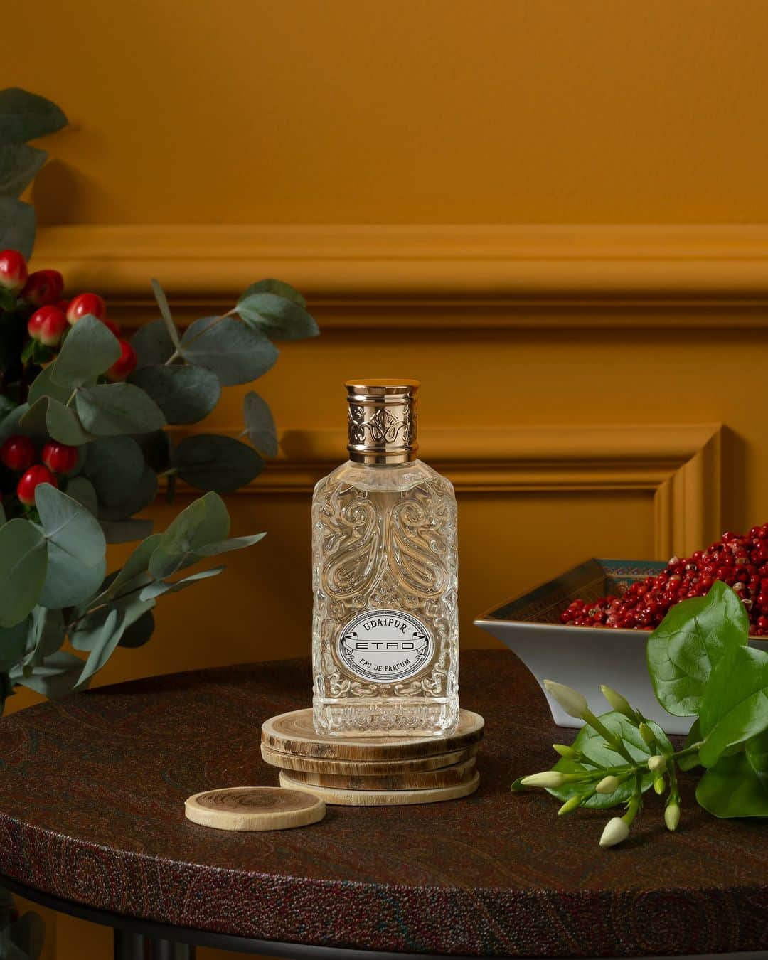 エトロのインスタグラム：「Stylish flacons poured with lavish compositions guaranteed to kickstart that festive feeling.   Discover our fragrances and Home fragrances on etro.com  #Etro」