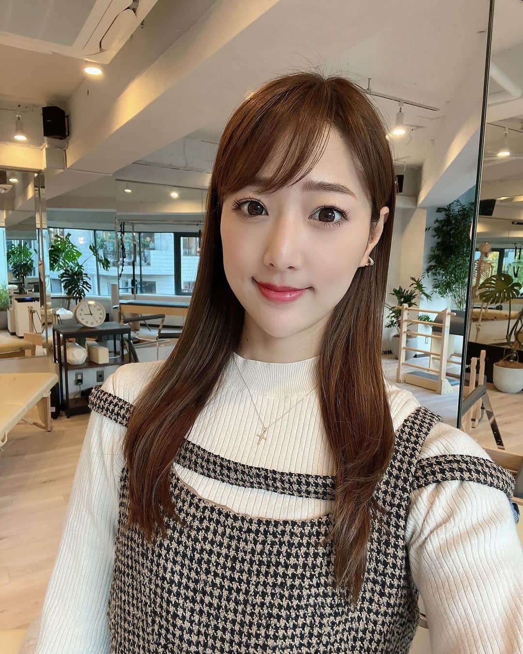 佐々木もよこのインスタグラム：「@venus_beauty_clinic で リップアートをしていただきました💄✨  ティントぬってもぬっても食事していると色が落ちちゃったりすっぴんで過ごすことも多いので血色がないのが気になっていて。  橋本先生に@a.hashimoto_venusbrows とっっても丁寧に説明していただき、しっかりどんな風に仕上げたいか話してじっくり丁寧に施術していただきました😆✨  正直、麻酔をしていても進めていくうちに痛みがでてきます。でも、この写真は何も塗ってない状態！！ しばらくすると色が落ち着きてナチュラルに落ち着くみたい&2回目でしっかり定着させます💓  最近美容欲がまた上がってきて楽しい〜😍😍  わたしは本当にヴィーナスビューティーの方達が親切で丁寧で優しいので大好きです♡♡  2回目やってまた可愛くなっちゃうわたしを楽しみにしててください🥰✌️🤍笑  #PR #リップアート」