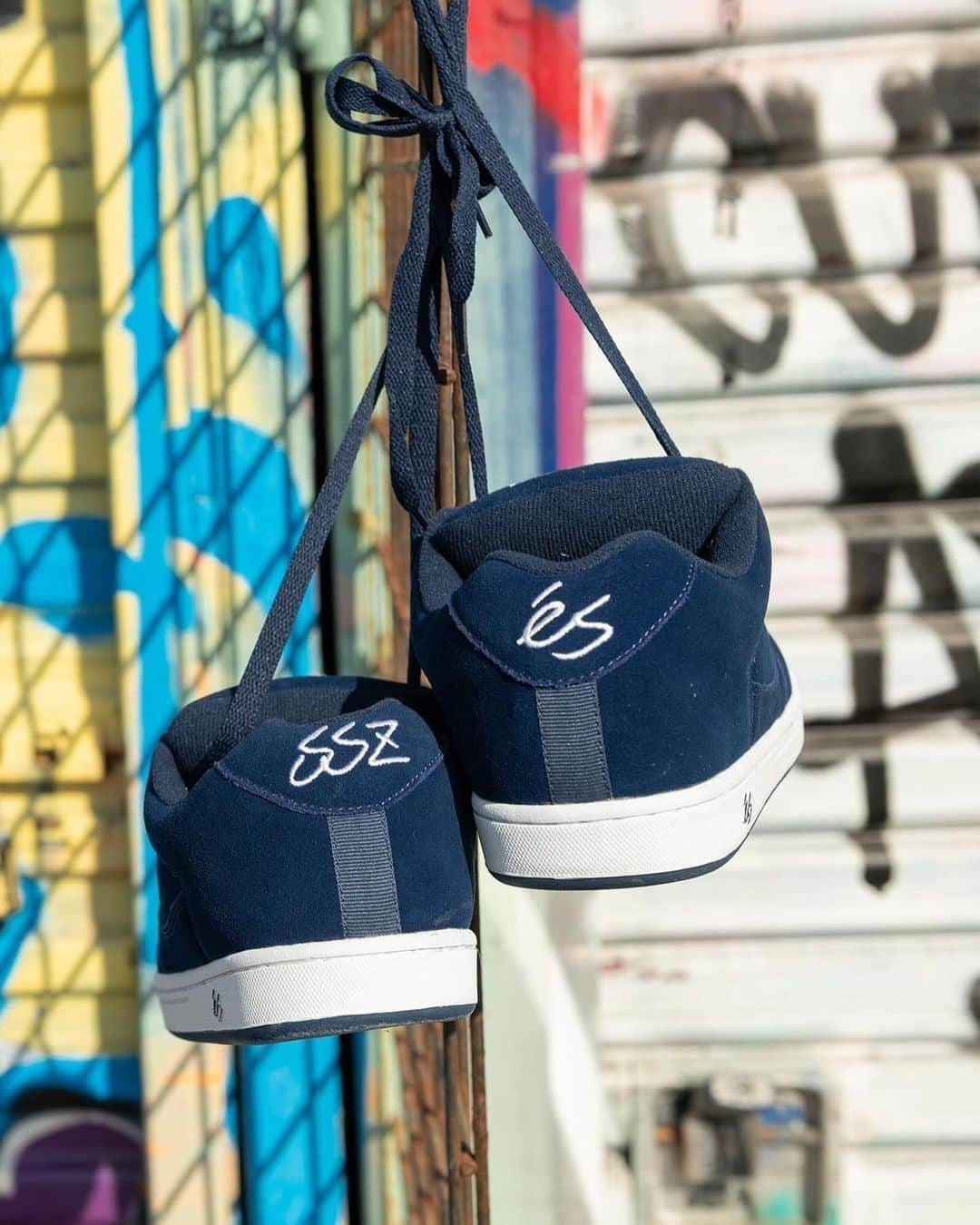 ビームスのインスタグラム：「… eSとSSZの取り組み 12.9（Sat.）Release!!  @esskateboarding  〈SSZ（エス エス ズィー）〉がスケートシューズブランド〈éS（エス）〉と手を組み、2度目となる別注アイテムをリリースします。  今回の取り組みでは、ブランドの名作モデル「ACCEL」をより着用しやすい都会的なネイビーカラーでまとめ、中敷は〈SSZ〉のリーガルパッドに両者のロゴを配し、ヒールには〈SSZ〉の文字を施しました。 また、リーガルパッドに〈éS〉のロゴをプリントした、スケートブランドらしい『Tシャツ』と『キャップ』も展開します。  販売店舗 ビームス 原宿 ビームス ジャパン ビームス ストリート 横浜 ビームス 名古屋 ビームス ストリート 梅田 ビームス 神戸 ビームス 広島 ビームス 福岡  @sonik_dist @katoyasai @beams_mens_casual #esとsszの取り組み #ssz #beams  #ビームス」