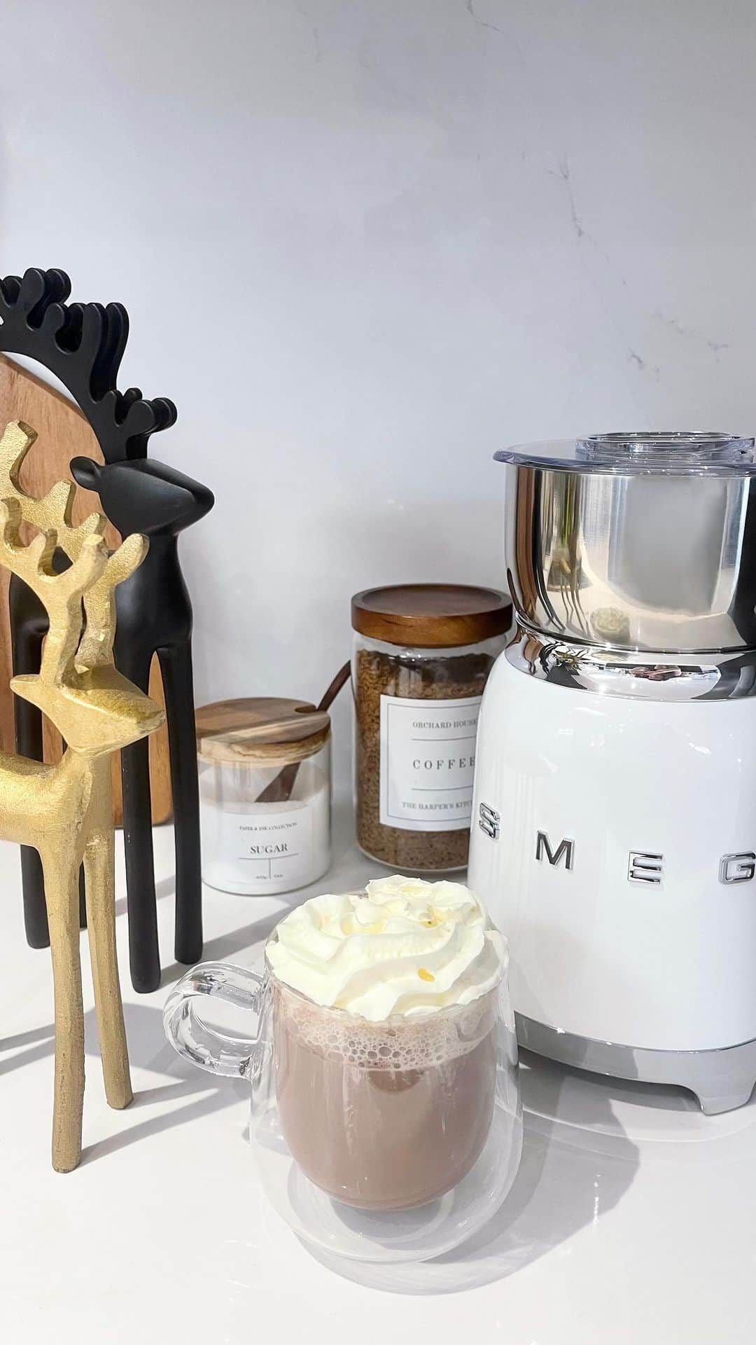 Public Desireのインスタグラム：「✨WIN A SMEG MILK FROTHER✨   What a perfect way to kickstart festive season with your very own Smeg Milk Frother! ☕️🤍  For your chance to WIN: ✨ Make sure your following us ✨ Like this post ✨ Comment ‘🤍’ below! More comments = more entries 👀 💸 Share to story for a bonus entry!   All 12 days of Christmas winners will be announced 13/12, full T&Cs: https://bit.ly/3R7igat  Good Luck! 🤍」