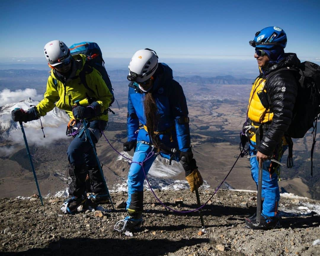 AFP通信さんのインスタグラム写真 - (AFP通信Instagram)「French and Mexican cancer survivors climb highest peak in Mexico⁣ ⁣ Ximena, Erika, Fernando, David (all four amputees), Victor, Gabrielle, Carla, Jean-Marc...take up the challenge of the "Summits of Hope", an initiative born in France to celebrate "life after cancer ".⁣ For the first time, French people came to Mexico, after the trip of four Mexicans including Ximena to the Alps in July.⁣ The adventure begins with a night of adaptation in a refuge at an altitude of 4,200 m, then a six-hour walk on steep tracks which cross volcanic stone gullies, with snow in places.⁣ ⁣ 📷 @oropeza_ro #AFPPhoto」12月2日 21時01分 - afpphoto