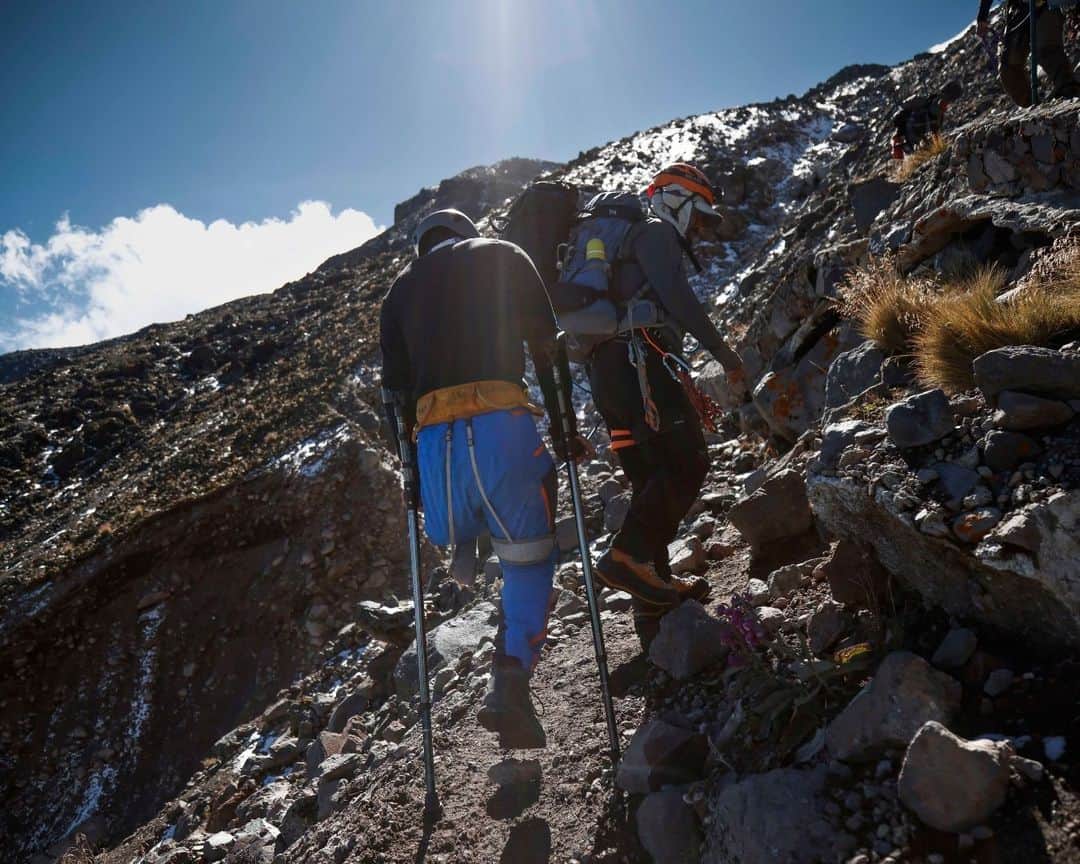 AFP通信さんのインスタグラム写真 - (AFP通信Instagram)「French and Mexican cancer survivors climb highest peak in Mexico⁣ ⁣ Ximena, Erika, Fernando, David (all four amputees), Victor, Gabrielle, Carla, Jean-Marc...take up the challenge of the "Summits of Hope", an initiative born in France to celebrate "life after cancer ".⁣ For the first time, French people came to Mexico, after the trip of four Mexicans including Ximena to the Alps in July.⁣ The adventure begins with a night of adaptation in a refuge at an altitude of 4,200 m, then a six-hour walk on steep tracks which cross volcanic stone gullies, with snow in places.⁣ ⁣ 📷 @oropeza_ro #AFPPhoto」12月2日 21時01分 - afpphoto