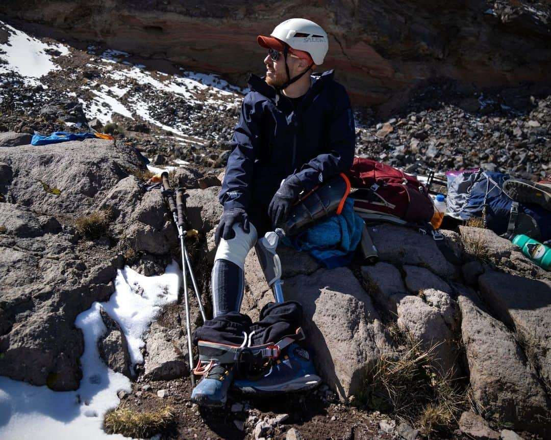 AFP通信さんのインスタグラム写真 - (AFP通信Instagram)「French and Mexican cancer survivors climb highest peak in Mexico⁣ ⁣ Ximena, Erika, Fernando, David (all four amputees), Victor, Gabrielle, Carla, Jean-Marc...take up the challenge of the "Summits of Hope", an initiative born in France to celebrate "life after cancer ".⁣ For the first time, French people came to Mexico, after the trip of four Mexicans including Ximena to the Alps in July.⁣ The adventure begins with a night of adaptation in a refuge at an altitude of 4,200 m, then a six-hour walk on steep tracks which cross volcanic stone gullies, with snow in places.⁣ ⁣ 📷 @oropeza_ro #AFPPhoto」12月2日 21時01分 - afpphoto