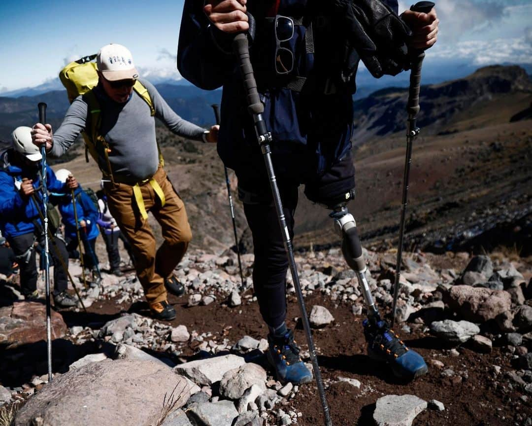 AFP通信さんのインスタグラム写真 - (AFP通信Instagram)「French and Mexican cancer survivors climb highest peak in Mexico⁣ ⁣ Ximena, Erika, Fernando, David (all four amputees), Victor, Gabrielle, Carla, Jean-Marc...take up the challenge of the "Summits of Hope", an initiative born in France to celebrate "life after cancer ".⁣ For the first time, French people came to Mexico, after the trip of four Mexicans including Ximena to the Alps in July.⁣ The adventure begins with a night of adaptation in a refuge at an altitude of 4,200 m, then a six-hour walk on steep tracks which cross volcanic stone gullies, with snow in places.⁣ ⁣ 📷 @oropeza_ro #AFPPhoto」12月2日 21時01分 - afpphoto