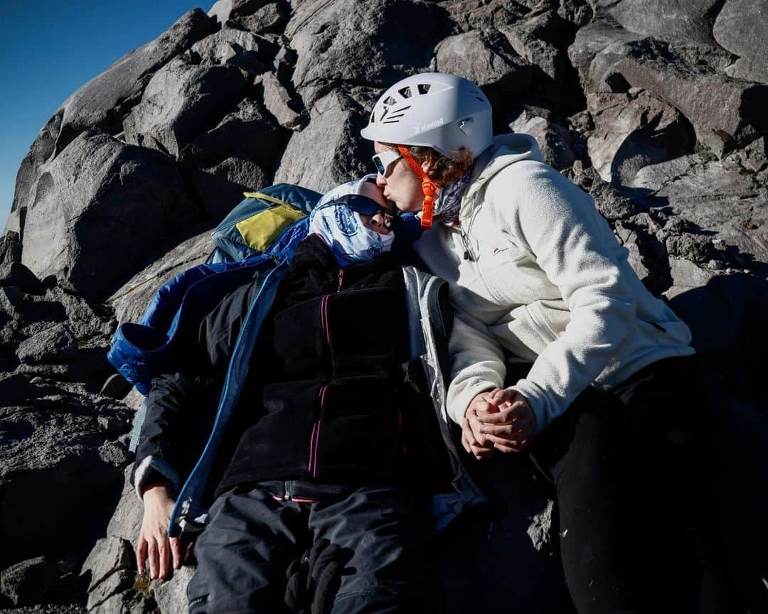 AFP通信さんのインスタグラム写真 - (AFP通信Instagram)「French and Mexican cancer survivors climb highest peak in Mexico⁣ ⁣ Ximena, Erika, Fernando, David (all four amputees), Victor, Gabrielle, Carla, Jean-Marc...take up the challenge of the "Summits of Hope", an initiative born in France to celebrate "life after cancer ".⁣ For the first time, French people came to Mexico, after the trip of four Mexicans including Ximena to the Alps in July.⁣ The adventure begins with a night of adaptation in a refuge at an altitude of 4,200 m, then a six-hour walk on steep tracks which cross volcanic stone gullies, with snow in places.⁣ ⁣ 📷 @oropeza_ro #AFPPhoto」12月2日 21時01分 - afpphoto