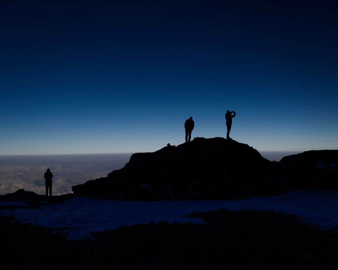 AFP通信さんのインスタグラム写真 - (AFP通信Instagram)「French and Mexican cancer survivors climb highest peak in Mexico⁣ ⁣ Ximena, Erika, Fernando, David (all four amputees), Victor, Gabrielle, Carla, Jean-Marc...take up the challenge of the "Summits of Hope", an initiative born in France to celebrate "life after cancer ".⁣ For the first time, French people came to Mexico, after the trip of four Mexicans including Ximena to the Alps in July.⁣ The adventure begins with a night of adaptation in a refuge at an altitude of 4,200 m, then a six-hour walk on steep tracks which cross volcanic stone gullies, with snow in places.⁣ ⁣ 📷 @oropeza_ro #AFPPhoto」12月2日 21時01分 - afpphoto