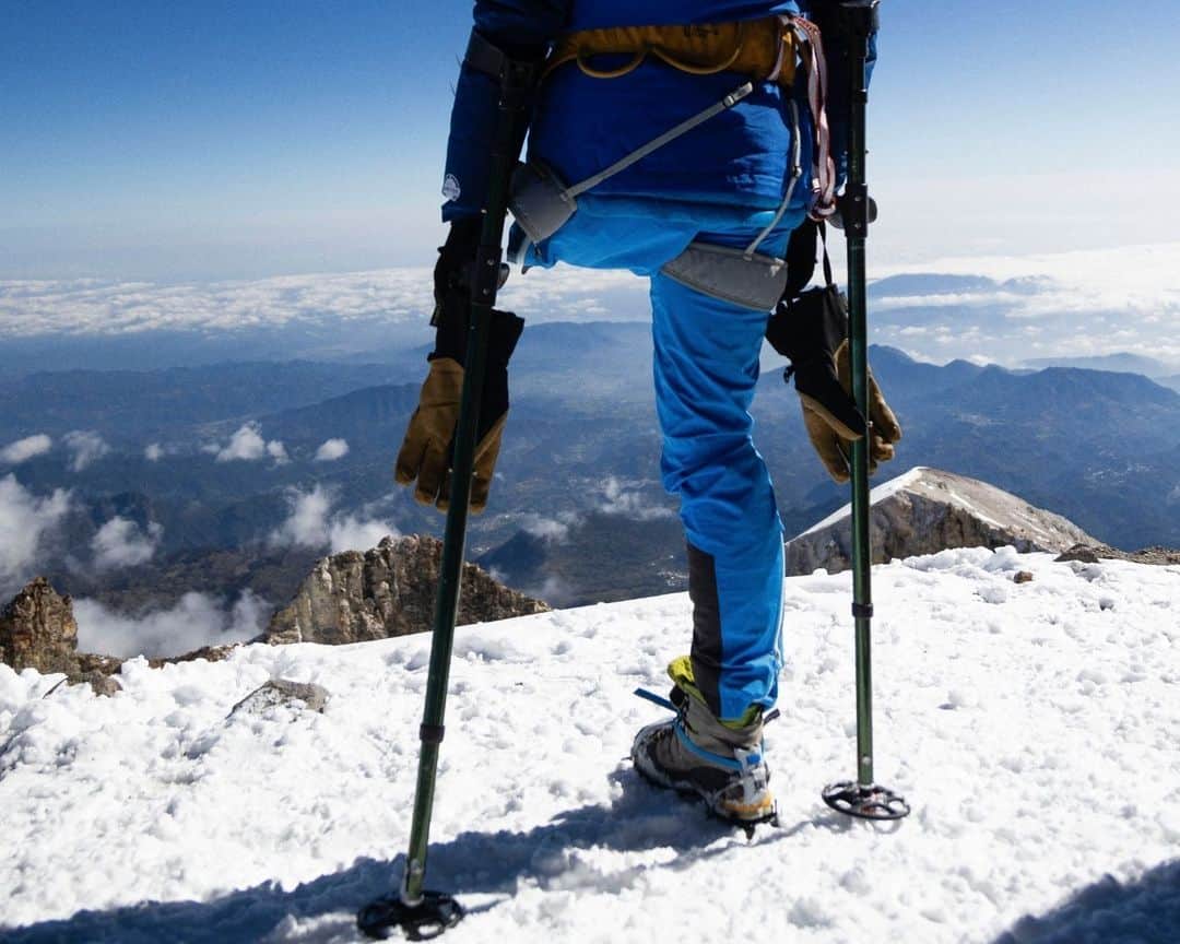AFP通信のインスタグラム：「French and Mexican cancer survivors climb highest peak in Mexico⁣ ⁣ Ximena, Erika, Fernando, David (all four amputees), Victor, Gabrielle, Carla, Jean-Marc...take up the challenge of the "Summits of Hope", an initiative born in France to celebrate "life after cancer ".⁣ For the first time, French people came to Mexico, after the trip of four Mexicans including Ximena to the Alps in July.⁣ The adventure begins with a night of adaptation in a refuge at an altitude of 4,200 m, then a six-hour walk on steep tracks which cross volcanic stone gullies, with snow in places.⁣ ⁣ 📷 @oropeza_ro #AFPPhoto」
