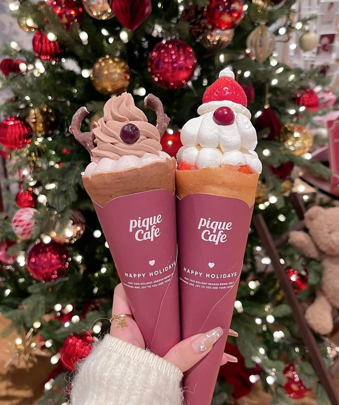 ayaのインスタグラム：「🎅🏻🍨🥄🤎  @gelato_pique_cafe の クリスマスクレープ🎄♡  ショートケーキ🍰と チョコケーキ🍫 食べてるようだった( ˙༥˙ )  🎅🏻サンタクレープ 🦌トナカイクレープ ¥1,290  #omotesando #omotesandocafe #cafe #tokyocafe #gelatopique #gelatopiquecafe #表参道 #表参道カフェ #表参道ヒルズ #東京カフェ #かふぇすたぐらむ #かふぇめぐり #かふぇ #カフェ巡り #カフェスタグラム #クレープ #クレープ屋さん #ジェラートピケ #ジェラートピケカフェ #ジェラピケカフェ #クリスマススイーツ #ジェラピケ」