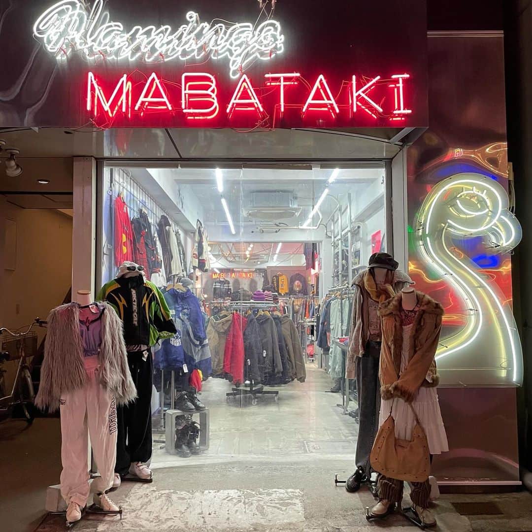 古着屋フラミンゴ下北沢マバタキ店のインスタグラム：「close 21pm MABATAKI ONLINE STOREに毎日新着追加しております🥀 皆様のご利用をお待ちしております☠️  ✝️店内商品全て通販可能です☮️ サイトに掲載のないアイテムについてや、 サイズ・状態については ＤＭにてお問合せください😊  #nagoya#osu #tokyo #mabataki #vintage #fashion #fyp  #y2k #00s #90s #mabataki #名古屋 #大須 #東京 #古着 #大須古着屋 #マバタキ」
