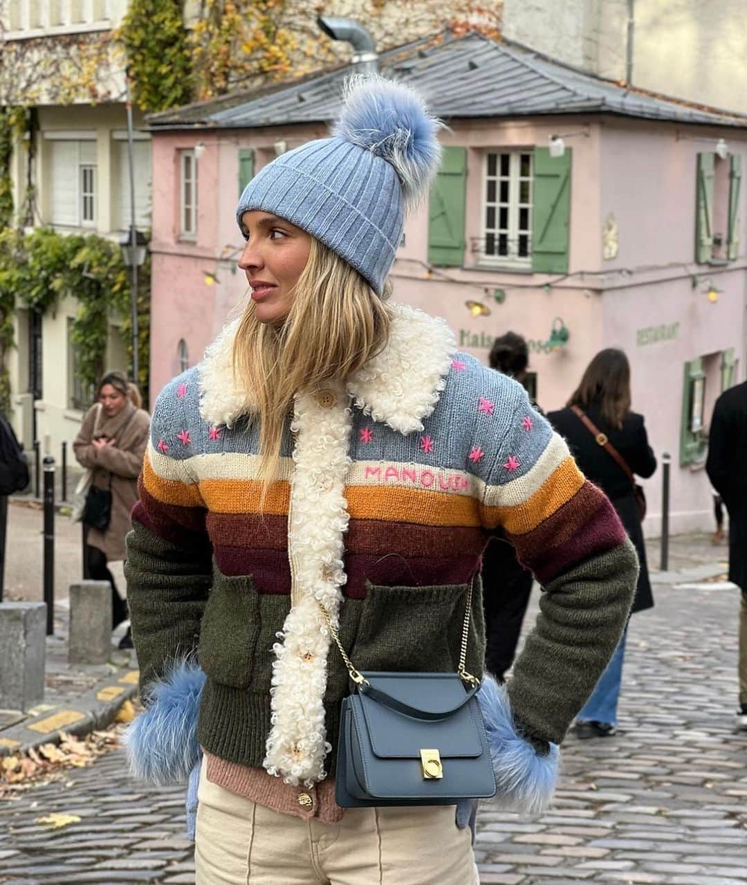マヌーシュのインスタグラム：「Winter in Paris ❄️   @crismata1 wears our amazing & comfy Vintage Ski jacket 🎿😍」