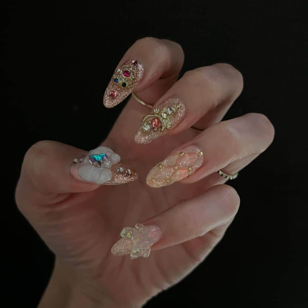 梅村実帆のインスタグラム：「🌙🪄🩷🪽 ニューネイル💅🏻ホリデー感あって気に入ってる🎀」