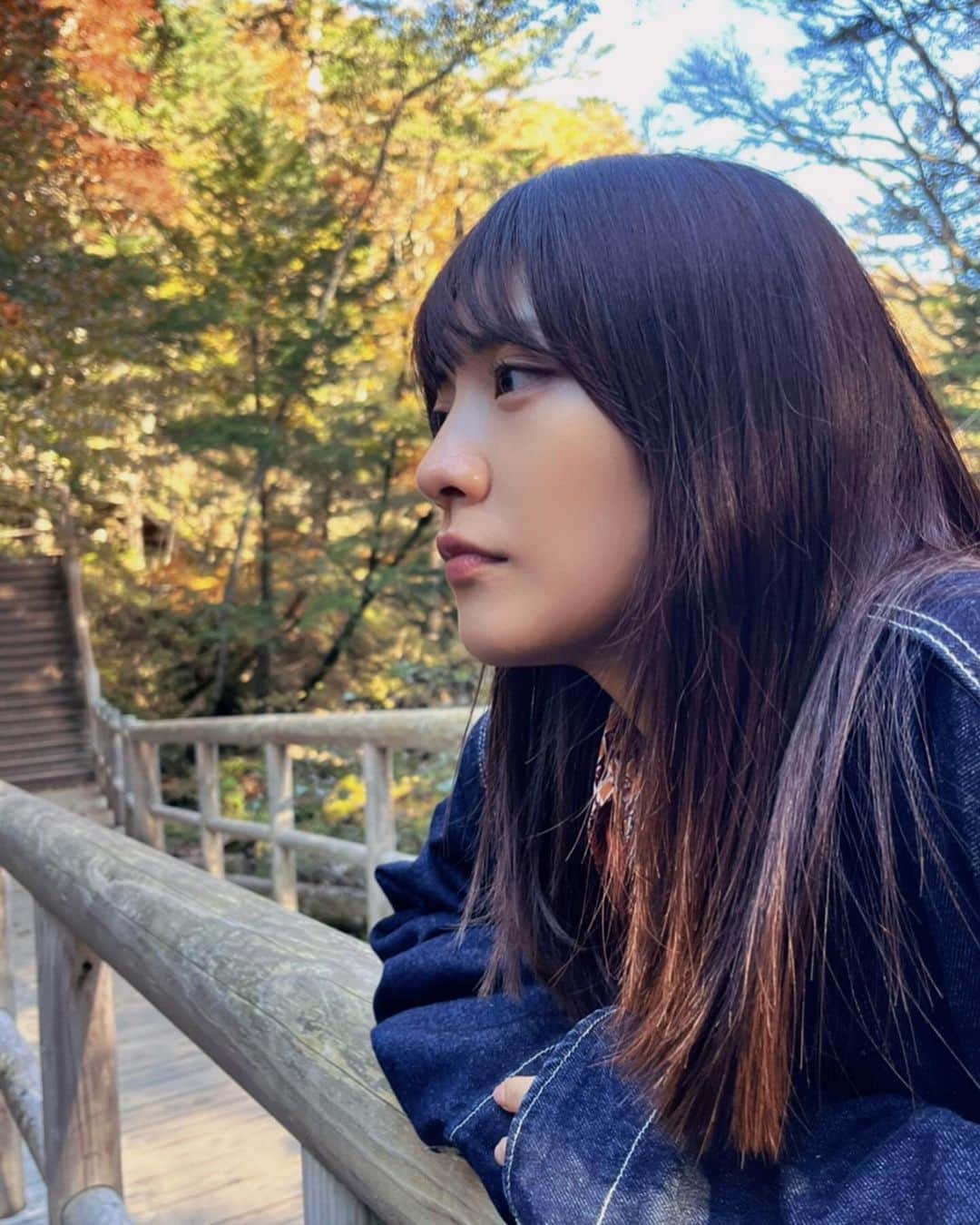 松永有紗のインスタグラム：「マネージャーです🦦  #松永さん が ふっっとした瞬間に見せる表情を 切り取ってみました🍂 一瞬一瞬を大切に、、、✨  #紅葉 #写真  #matsunagasan  #autumn  #photo  #happy #photography」