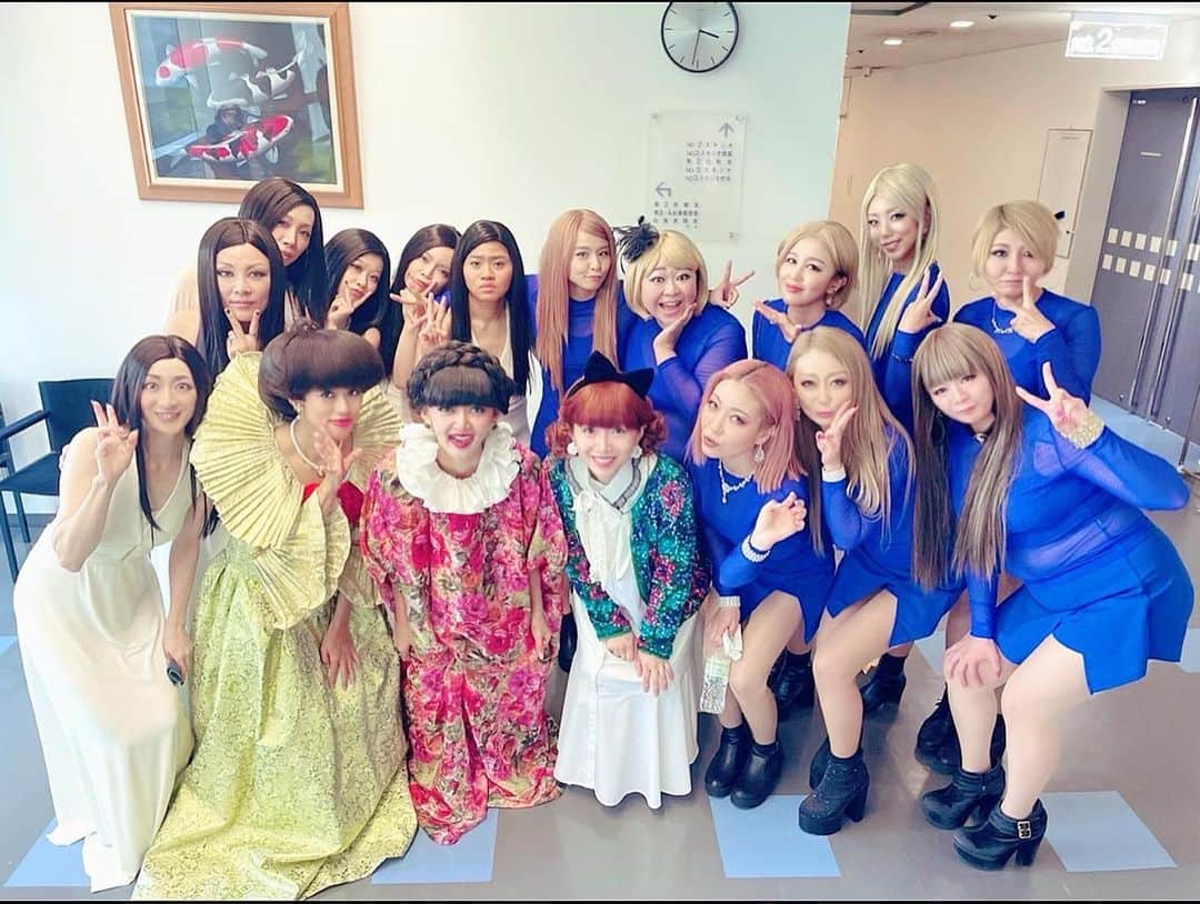 misoNosukeさんのインスタグラム写真 - (misoNosukeInstagram)「. . LINEのみならずSNSまで長文で 愛がありすぎて大好きです♡  ↓  #Repost @o_characom with @use.repost  misonoさん（ @misono_koda_official )と 松久保さん（ @mikarin.matsukubo )と AZさん（ @az__japan )とのお食事会に  イヌノ肉球さん（ @inu_nikukyuu )と おちゃらも 参加させていただきました😢💓  misonoさんとは 3年ぶりにお会い出来て 本当に嬉しすぎました😭✨  おちゃらが離婚したから 「色々と心配で」と misonoさんが言ってくださり！  私なんぞの話を 皆さんで聞いてくださいました… ありがとうございます😢  misonoさんと初めて一緒にお会いできたのが 6年前のツートン青木さんとのお食事会だったのですが…  未だにmisonoさんと会話する度に 緊張して上手く話せない私🌝💦笑  それなのに皆さんで親身に相談にのってくださり 本当に有り難かったです😢🙏💓  misonoさんは 関西でエステサロンのプロデュースをしたり！  動物達、子供達、福祉の施設などに 寄付をされたり  チャリティーやボランティア活動で お忙しい中  私なんかを気にかけてくださり 優しすぎて感謝してもしきれません😢💓  AZさんとも久しぶりだったので 楽しすぎました😭✨  なんとAZさんがトイレに行った隙に お会計をしてくださっていたという 紳士すぎるエピソードがありました🙇‍♂️💦  突然お邪魔させて頂いたのにも関わらず ご馳走になってしまいました😭 本当にありがとうございました🙏💦  松久保さんとも ご挨拶だけしか出来てなかったので この日はゆっくり出来て最高です😭✨  しかもとても勉強になるお話をしてくださり 私のポジティブバイブスが上がりまくりでした😭🙏💓  色んな言葉がとても心に響いて 自分を高められるよう精進していこう と思えました😭🙏✨  素晴らしすぎる皆さんと 素敵なお話をたくさん喋れたので 幸せでした🙇‍♂️💓  イヌの肉球さんとは misonoさんの YouTubeさんに 一緒に出演させて頂いた時以来だったのですが  初めてゆっくり語り合えて もう本当に人生の共通点ありまくりの 共感しまくりでした😭💓  しかもお互い 倖田來未さんのモノマネをさせて頂いている という共通点もあり  仲良くなれて感動😢💓🙏 これからもよろしくお願いします💓  皆さんとの貴重なお時間を一緒に過ごさせて頂いた事 頭があがりません😭🙏💓 私の人生でまた一つ大切な思い出が増えました🙇‍♂️✨  また長文になってしまいましたが（笑） ここまで読んでくださり ありがとうございます…！🙏💓  #misono さん #AZ さん #松久保　さん #イヌノ肉球　さん #おちゃら #お食事会 #薬膳火鍋専門店天香回味　さん #美味しかったです 🙏 #幸せ空間 #感謝とリスペクト　 #出逢いに感謝」12月2日 21時04分 - misono_koda_official