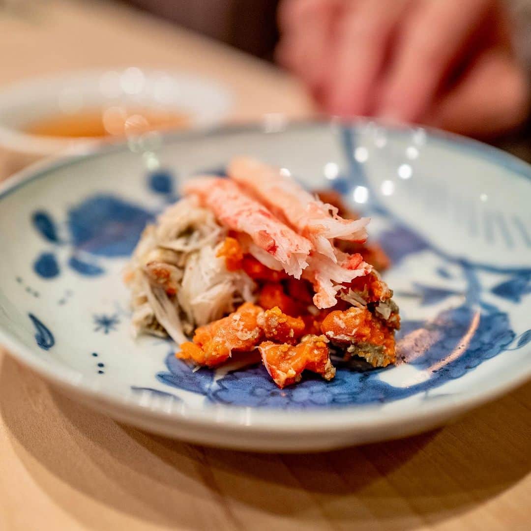 武井義明のインスタグラム：「鮨屋でセイコガニ。松葉蟹のメスです。京都ではコッペ、金沢では香箱ですね。今年は食べられないかなと思ってたので嬉しい。」