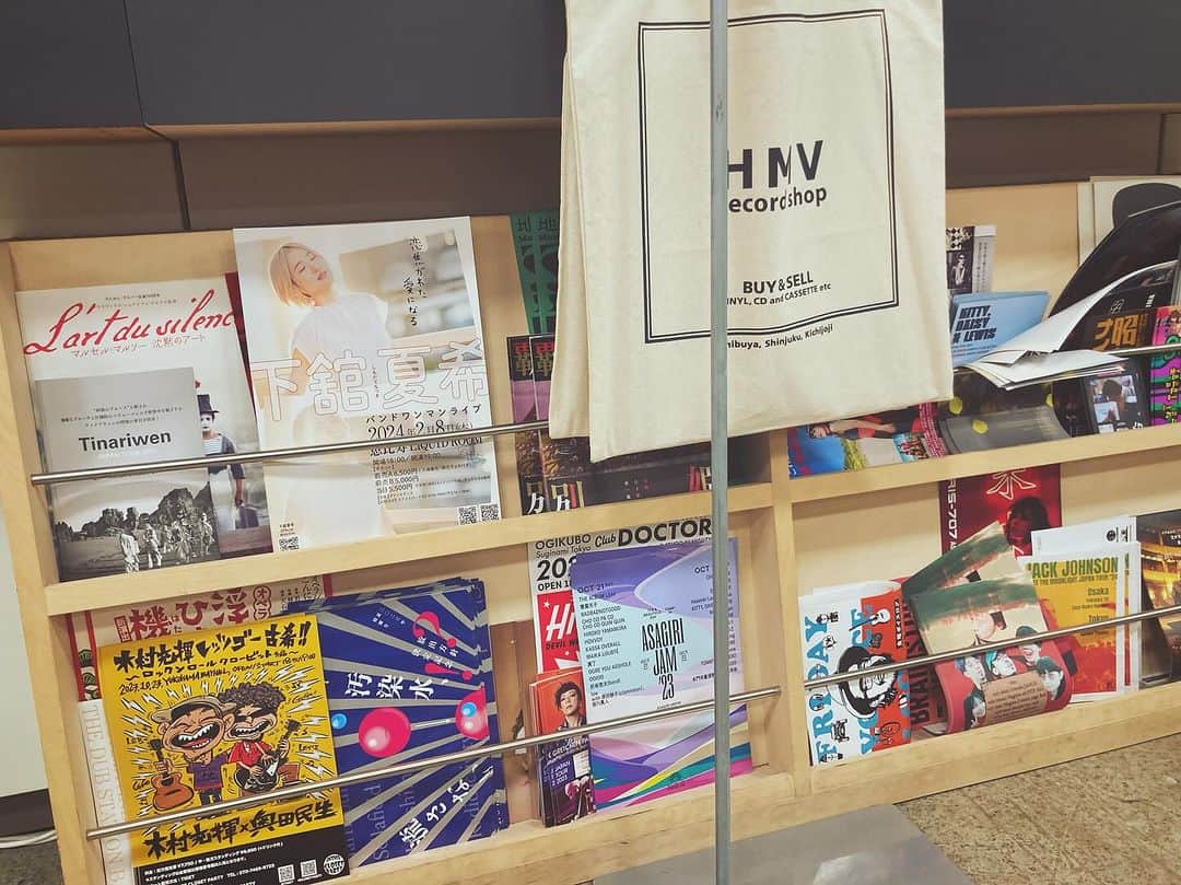下舘夏希のインスタグラム：「【恵比寿リキッドルームワンマンまで67日】 渋谷HMV record shop🙇‍♀️ いつもフライヤー置かせて頂きありがとうございます🥺🫶💕 目立つとこに😭嬉しいですぅ🥲✨ #ダテシモの挑戦   下舘夏希バンドワンマンin恵比寿LIQUID ROOM 「恋焦がれた愛になる」  2024年2月8日(木) 開場18時/開演19時  チケット  A 6,500円                   (入場優先、限定チェキ当日配布) 　　　　   B 5,000円 会場🎫↓ https://eplus.jp/sf/detail/3489630001-P0030003?P6=001&P1=0402&P59=1 配信🎫↓ 4,000円 https://twitcasting.tv/dateshimo_rock/shopcart/257625 #hmvrecordshop #hmv #hmvrecordshop渋谷  #恵比寿リキッドルーム #恵比寿liquidroom #弾き語り #バンドワンマン #900人動員目標 #cd1500枚完売チャレンジ #シンガーソングライター」