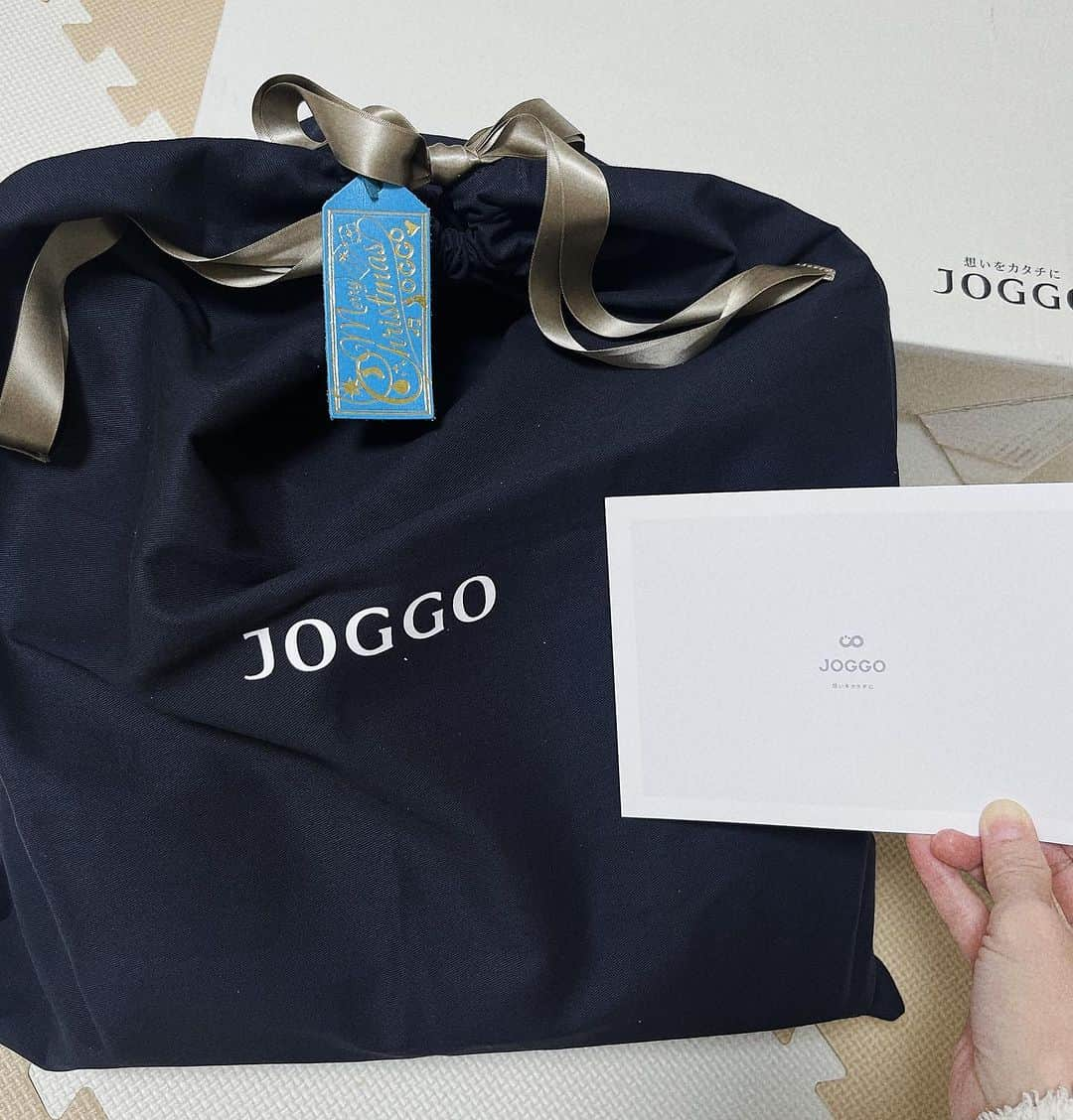 大湯みほさんのインスタグラム写真 - (大湯みほInstagram)「………  ひと足お先に… ✨ merry Xmas🎄✨✨✨  『JOGGO』　 @joggo_store  さんから 素敵なクリスマス🎁プレゼントが✨✨届きました✨✨✨✨  この時期は、クリスマス仕様のラッピングでとっても可愛いので💕自分用にはもちろん、贈り物にもぴったり🤗  以前 #joggo  の二つ折り財布を、自分でカラーカスタマイズもしながら作ってみて、とても楽しくオリジナルデザインのものをオーダー出来、大満足だったので✨  今回は、本革レザー、サコッシュ付きトートバッグを、オーダーさせて頂きました✨✨  ブラックでワントーンにまとめてみましたが、ポケット、持ち手、底の部分などが、好きなカラーでオーダーする事が出来るので✨世界でひとつのオリジナル✨の品を作ることが出来るんです🌱  しかも、名入れや、この可愛いラッピング💕も、全て無料でやってもらえるので、本当に嬉しい✨  マザーズバッグとしても、ちょっとした旅行👜にも使えるサイズで、大活躍間違いなしです✨特に、サコッシュが、カバンから取り外し出来るのは、とっても便利❣️  〜・〜・〜・〜・〜・〜・〜・〜・〜・〜・〜・〜・  今ならなんと、こちらのクーポンで 2023年1月7日まで、500円OFFになるみたいです❗️  クーポンコード：1MKJ7F  頑張った自分へのご褒美に🎄大切な人へのクリスマスの🎁贈り物に✨✨🤗✨✨happy  merry Xmas✨✨  #joggo  #pr  #世界でひとつだけの　#想いのこもった #クリスマス　#ギフト　#ハンドメイド　#ひとつひとつ手作り」12月3日 2時34分 - nukazukemiho0320