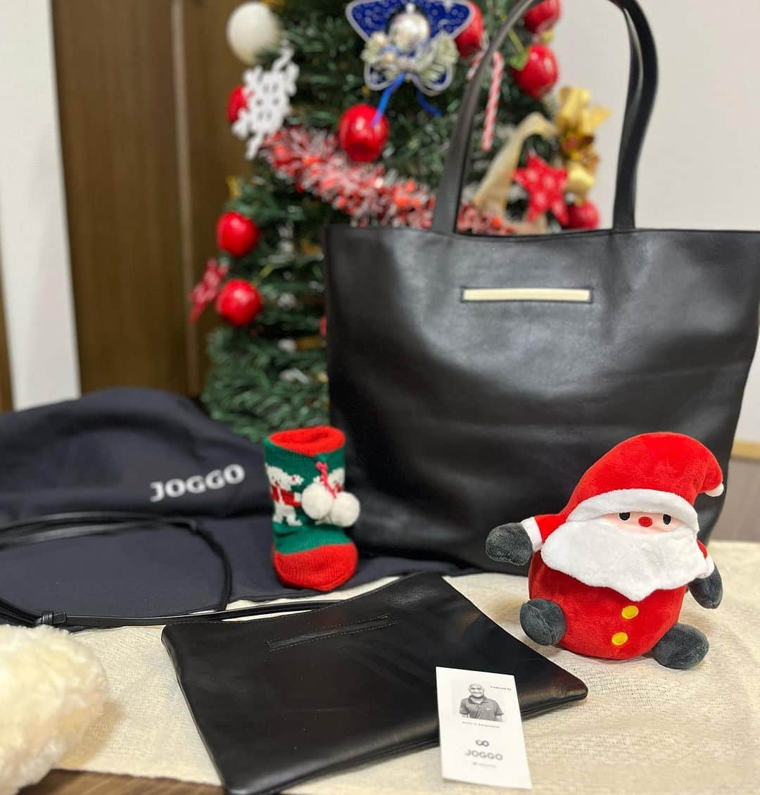 大湯みほのインスタグラム：「………  ひと足お先に… ✨ merry Xmas🎄✨✨✨  『JOGGO』　 @joggo_store  さんから 素敵なクリスマス🎁プレゼントが✨✨届きました✨✨✨✨  この時期は、クリスマス仕様のラッピングでとっても可愛いので💕自分用にはもちろん、贈り物にもぴったり🤗  以前 #joggo  の二つ折り財布を、自分でカラーカスタマイズもしながら作ってみて、とても楽しくオリジナルデザインのものをオーダー出来、大満足だったので✨  今回は、本革レザー、サコッシュ付きトートバッグを、オーダーさせて頂きました✨✨  ブラックでワントーンにまとめてみましたが、ポケット、持ち手、底の部分などが、好きなカラーでオーダーする事が出来るので✨世界でひとつのオリジナル✨の品を作ることが出来るんです🌱  しかも、名入れや、この可愛いラッピング💕も、全て無料でやってもらえるので、本当に嬉しい✨  マザーズバッグとしても、ちょっとした旅行👜にも使えるサイズで、大活躍間違いなしです✨特に、サコッシュが、カバンから取り外し出来るのは、とっても便利❣️  〜・〜・〜・〜・〜・〜・〜・〜・〜・〜・〜・〜・  今ならなんと、こちらのクーポンで 2023年1月7日まで、500円OFFになるみたいです❗️  クーポンコード：1MKJ7F  頑張った自分へのご褒美に🎄大切な人へのクリスマスの🎁贈り物に✨✨🤗✨✨happy  merry Xmas✨✨  #joggo  #pr  #世界でひとつだけの　#想いのこもった #クリスマス　#ギフト　#ハンドメイド　#ひとつひとつ手作り」