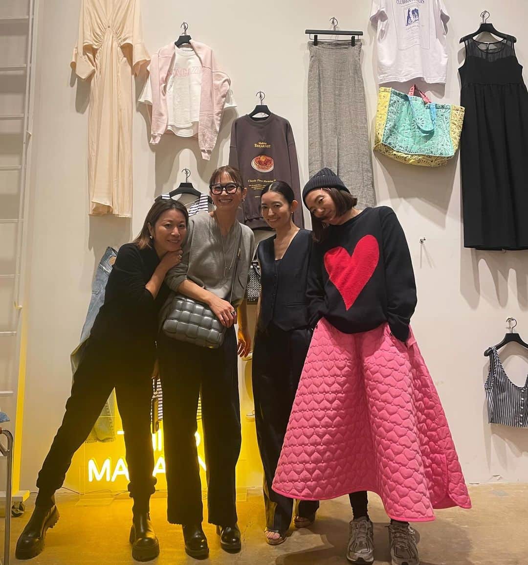 畑野ひろ子さんのインスタグラム写真 - (畑野ひろ子Instagram)「@third_magazine 展示会 終了間際に滑り込み😆  今回も、装花担当させていただきました🙇‍♀️💐 @willgarden_official  今シーズンは、ピンクとブルーがカラーとの事で花材もポップな色味で春を感じる装花にしました🩷🩵 クリスマスリースは、アーティチョークと椰子の皮をメインに。  服も、可愛いアイテムばかりで選びきれないほどでした😅 THIRDといったら、必ずオーダーするデニムシリーズ👖 今回は、 @saikoinsta もオススメというセットアップをオーダー！ 今から届くのが待ち遠しい❣️  @mikomori_official とのコラボシリーズや水着たちもまたまた可愛い😍  大好きなみんなで記念撮影も📷」12月2日 21時15分 - hiroko_hatano_