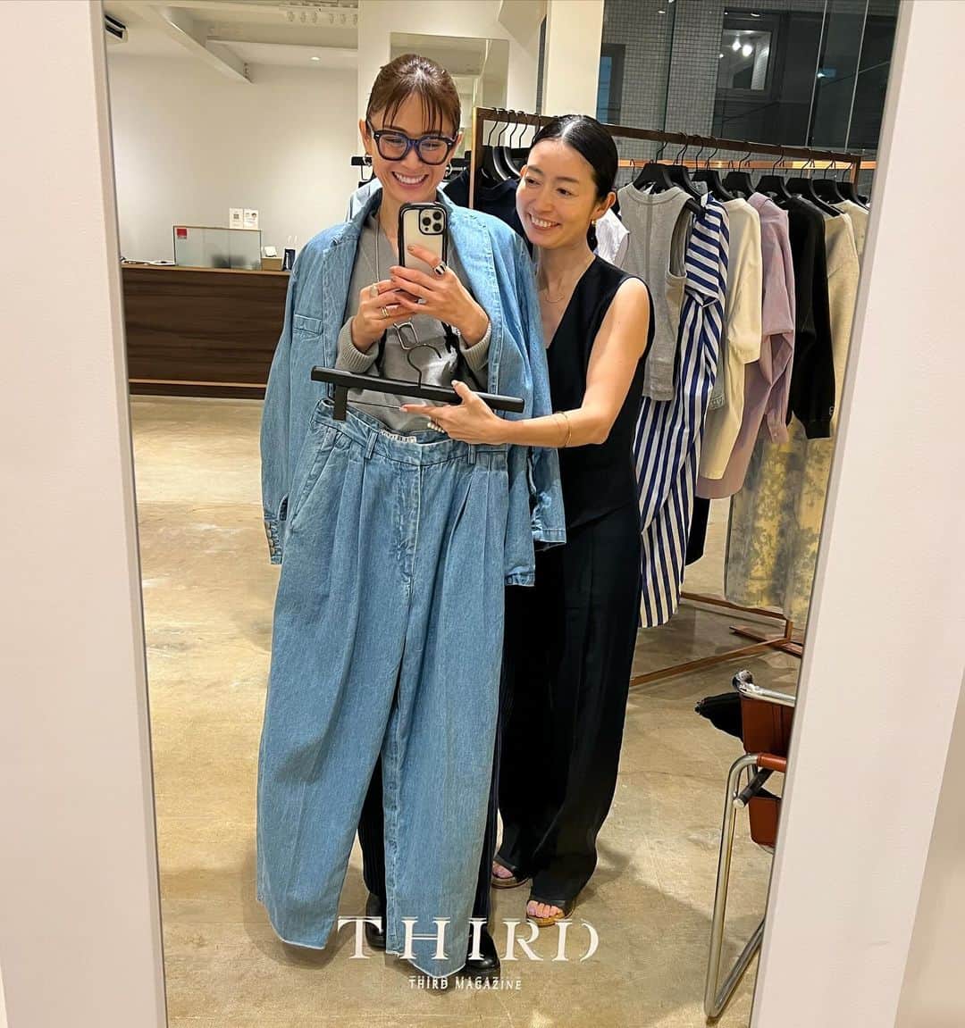 畑野ひろ子さんのインスタグラム写真 - (畑野ひろ子Instagram)「@third_magazine 展示会 終了間際に滑り込み😆  今回も、装花担当させていただきました🙇‍♀️💐 @willgarden_official  今シーズンは、ピンクとブルーがカラーとの事で花材もポップな色味で春を感じる装花にしました🩷🩵 クリスマスリースは、アーティチョークと椰子の皮をメインに。  服も、可愛いアイテムばかりで選びきれないほどでした😅 THIRDといったら、必ずオーダーするデニムシリーズ👖 今回は、 @saikoinsta もオススメというセットアップをオーダー！ 今から届くのが待ち遠しい❣️  @mikomori_official とのコラボシリーズや水着たちもまたまた可愛い😍  大好きなみんなで記念撮影も📷」12月2日 21時15分 - hiroko_hatano_