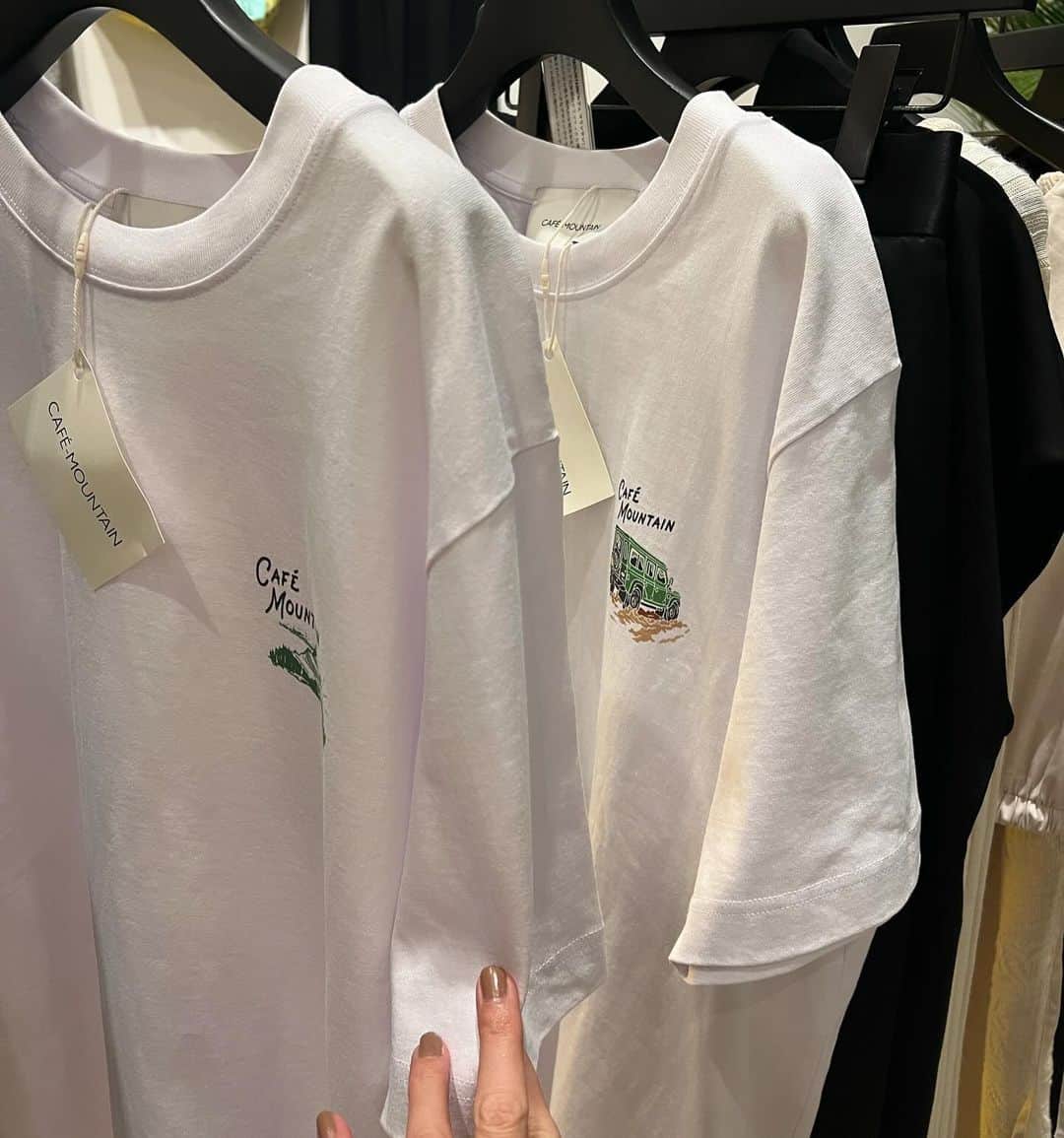 畑野ひろ子さんのインスタグラム写真 - (畑野ひろ子Instagram)「@third_magazine 展示会 終了間際に滑り込み😆  今回も、装花担当させていただきました🙇‍♀️💐 @willgarden_official  今シーズンは、ピンクとブルーがカラーとの事で花材もポップな色味で春を感じる装花にしました🩷🩵 クリスマスリースは、アーティチョークと椰子の皮をメインに。  服も、可愛いアイテムばかりで選びきれないほどでした😅 THIRDといったら、必ずオーダーするデニムシリーズ👖 今回は、 @saikoinsta もオススメというセットアップをオーダー！ 今から届くのが待ち遠しい❣️  @mikomori_official とのコラボシリーズや水着たちもまたまた可愛い😍  大好きなみんなで記念撮影も📷」12月2日 21時15分 - hiroko_hatano_