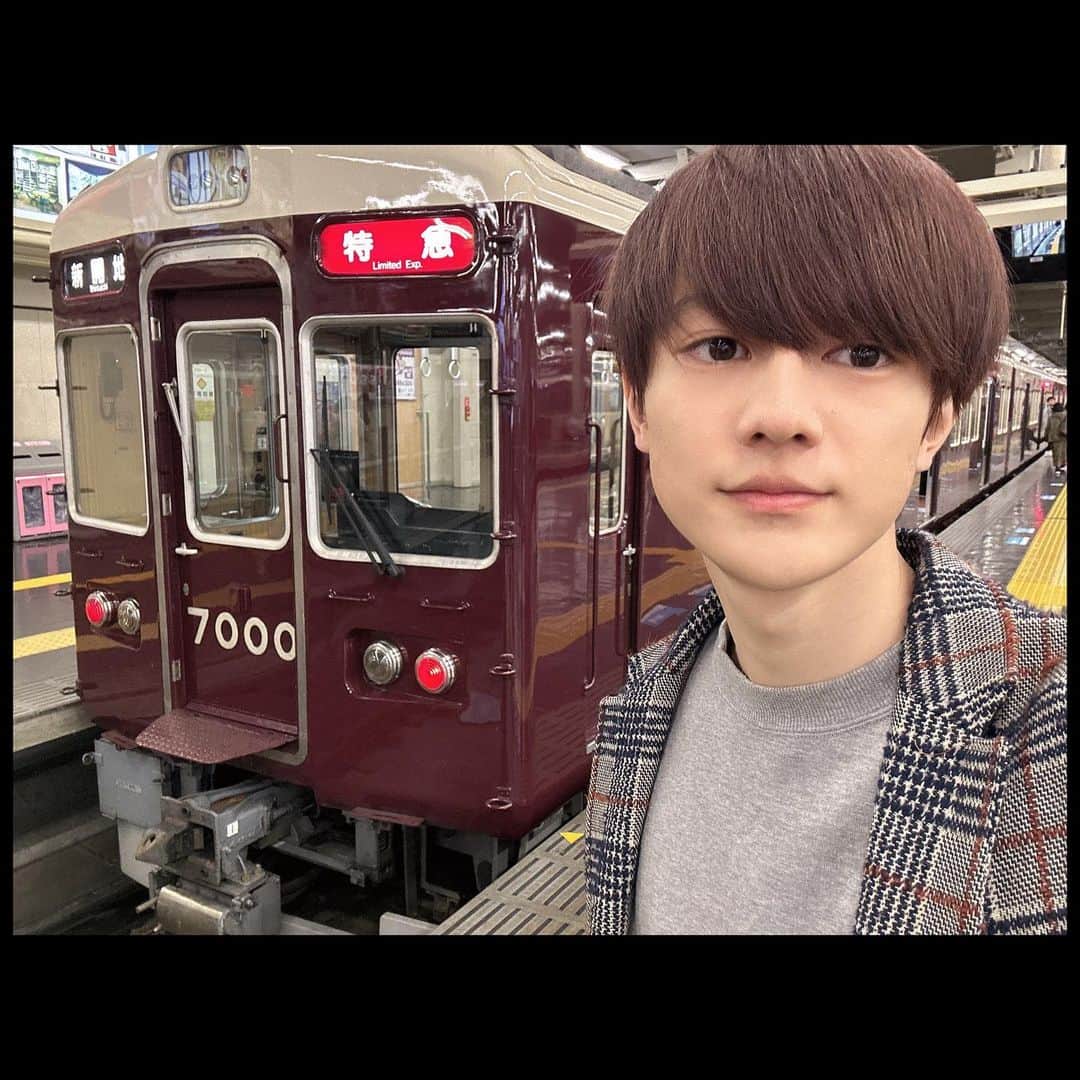 のインスタグラム：「#今日の鉄道 1226番線 西宮北口から、神戸線の特急で大阪梅田へ。 40年以上走り続けるベテラン、7000系。」