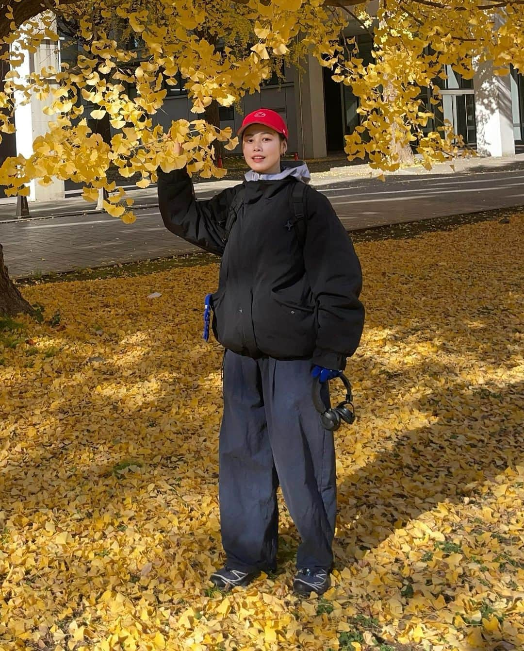 田中シェンさんのインスタグラム写真 - (田中シェンInstagram)「黄葉の絨毯💛  Coat @the_day_official_  Jacket @arcteryx @beams_official  Pants @stevenalan  Cap #広島カープ  Gloves @etavirpber  Shoes @salomon  Bag @columbia1938   東京に四季があってよかった！ 黄葉🍁が散りきる前に、紅葉狩りにいきたい！ って友達と話してたら、友達がわんこ🐕‍🦺の散歩 で行ってる駒場東大の先端技術科学センター🔬の 校庭らへんの黄葉が見頃だよ‼️と教えてくれたので 黄色の絨毯を踏みに行っていきました☺️ 黄色🟡は視覚的に左脳に働きかけて 希望を感じさせるらしい‼️ なので黄色写真いっぱい見ましょう🤳🍁 ____________________________  #駒場東大前カフェ  @bondicoffeesandwiches  ____________________________  数年前にここら辺に住んでいた時に よく行っていたこちら💁🏻‍♀️ひしぶりに ガトーショコラが食べたくて立ち寄りました。 店内も店外も一続きになってるこちらは、 まるで友達の家の縁側に遊びにきた気分✨ 今日はラズベリーのガトーショコラを食べて 美味しさに溺れてました😮‍💨💕記憶の思い出も 合わせるとなんだか10倍美味しく感じる！ フラットホワイトも甘さがしつこくなくて GOODでした👍🏻💯 ____________________________  #駒場東大前ランチ  @hishidaya_sakaba  ____________________________  寒くなると益々和食が恋しくなる昨今🍲 こちらの定食屋さんへ🚲 豚肉の生姜焼きと迷いに迷って、 足りてないであろうビタミンDを摂取することに🐟 味噌が染み染みの鯖のサイズが大きい❣️ ご飯も漏れなく大盛り🍚さすが大学横の定食屋さん！ 鯖ももちろん美味しかったんだだけど、 箸置きに使われてた落花生🥜を久しぶりに 食べて、美味しかったです！ビタミンEも摂取✅  ____________________________ @bondicoffeesandwiches  Another chill relaxing cafe near #komabatodaimae  A 20min walk from Shibuya. But there is @tokyouniversity ! Don’t u wanna walk around  Japans most excellent UNI？☺️ yellow leafes  Becomes yellow carpet to welcomes you 🙏🏻  After a walk take a flat white coffe and  Raspberry Gateau chocolat here 🍫❤️ ____________________________ #駒場東大 #駒場東大前駅 #駒場東大前  #京王井の頭線グルメ #東京観光🗼  #salomonshoes #サロモンシューズ  #赤キャップ #黄葉紅葉まつり #紅葉狩りコーデ  #冬ファッションコーデ #streetchicfashion  #arcteryxbeams #銀杏並木通り #シティボーイファッション  #アウトドアファッションが好き  #ストリートコーデメンズ #日本旅行✈️  #東京観光🗼 #東京旅行✈️  #가을패션추천 #여자코디 #셀피 #셀카  #맛집 #먹방 #패션스타그램일상」12月4日 19時50分 - shen_tanaka