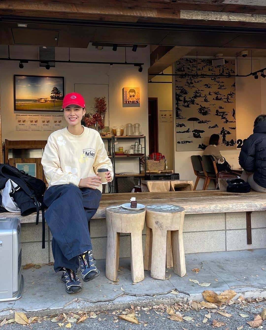 田中シェンさんのインスタグラム写真 - (田中シェンInstagram)「黄葉の絨毯💛  Coat @the_day_official_  Jacket @arcteryx @beams_official  Pants @stevenalan  Cap #広島カープ  Gloves @etavirpber  Shoes @salomon  Bag @columbia1938   東京に四季があってよかった！ 黄葉🍁が散りきる前に、紅葉狩りにいきたい！ って友達と話してたら、友達がわんこ🐕‍🦺の散歩 で行ってる駒場東大の先端技術科学センター🔬の 校庭らへんの黄葉が見頃だよ‼️と教えてくれたので 黄色の絨毯を踏みに行っていきました☺️ 黄色🟡は視覚的に左脳に働きかけて 希望を感じさせるらしい‼️ なので黄色写真いっぱい見ましょう🤳🍁 ____________________________  #駒場東大前カフェ  @bondicoffeesandwiches  ____________________________  数年前にここら辺に住んでいた時に よく行っていたこちら💁🏻‍♀️ひしぶりに ガトーショコラが食べたくて立ち寄りました。 店内も店外も一続きになってるこちらは、 まるで友達の家の縁側に遊びにきた気分✨ 今日はラズベリーのガトーショコラを食べて 美味しさに溺れてました😮‍💨💕記憶の思い出も 合わせるとなんだか10倍美味しく感じる！ フラットホワイトも甘さがしつこくなくて GOODでした👍🏻💯 ____________________________  #駒場東大前ランチ  @hishidaya_sakaba  ____________________________  寒くなると益々和食が恋しくなる昨今🍲 こちらの定食屋さんへ🚲 豚肉の生姜焼きと迷いに迷って、 足りてないであろうビタミンDを摂取することに🐟 味噌が染み染みの鯖のサイズが大きい❣️ ご飯も漏れなく大盛り🍚さすが大学横の定食屋さん！ 鯖ももちろん美味しかったんだだけど、 箸置きに使われてた落花生🥜を久しぶりに 食べて、美味しかったです！ビタミンEも摂取✅  ____________________________ @bondicoffeesandwiches  Another chill relaxing cafe near #komabatodaimae  A 20min walk from Shibuya. But there is @tokyouniversity ! Don’t u wanna walk around  Japans most excellent UNI？☺️ yellow leafes  Becomes yellow carpet to welcomes you 🙏🏻  After a walk take a flat white coffe and  Raspberry Gateau chocolat here 🍫❤️ ____________________________ #駒場東大 #駒場東大前駅 #駒場東大前  #京王井の頭線グルメ #東京観光🗼  #salomonshoes #サロモンシューズ  #赤キャップ #黄葉紅葉まつり #紅葉狩りコーデ  #冬ファッションコーデ #streetchicfashion  #arcteryxbeams #銀杏並木通り #シティボーイファッション  #アウトドアファッションが好き  #ストリートコーデメンズ #日本旅行✈️  #東京観光🗼 #東京旅行✈️  #가을패션추천 #여자코디 #셀피 #셀카  #맛집 #먹방 #패션스타그램일상」12月4日 19時50分 - shen_tanaka